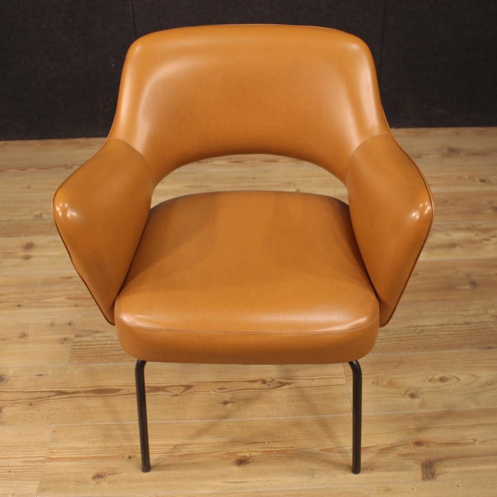 Fauteuil de design italien des années 1980. Mobiltecnica Torino produit des meubles recouverts de faux cuir avec des pieds en métal. Fauteuil confortable, pour le salon ou le bureau, avec une hauteur d'assise de 43 cm. Chaise de belle ligne et au