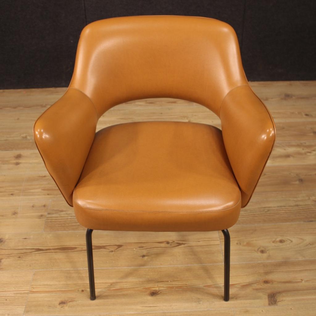 Sillón de diseño italiano de los años 80. Mobiltecnica Torino muebles de producción revestidos de piel sintética con patas de metal. Cómodo sillón, para salón u oficina, con una altura de asiento de 43 cm. Silla de bella línea y agradable