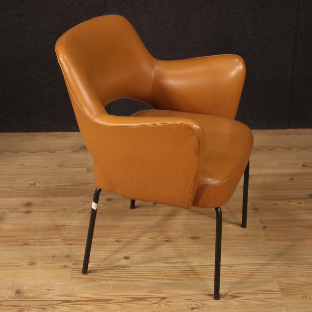 Métal Fauteuil de design italien en faux cuir et métal du XXe siècle, 1980 en vente