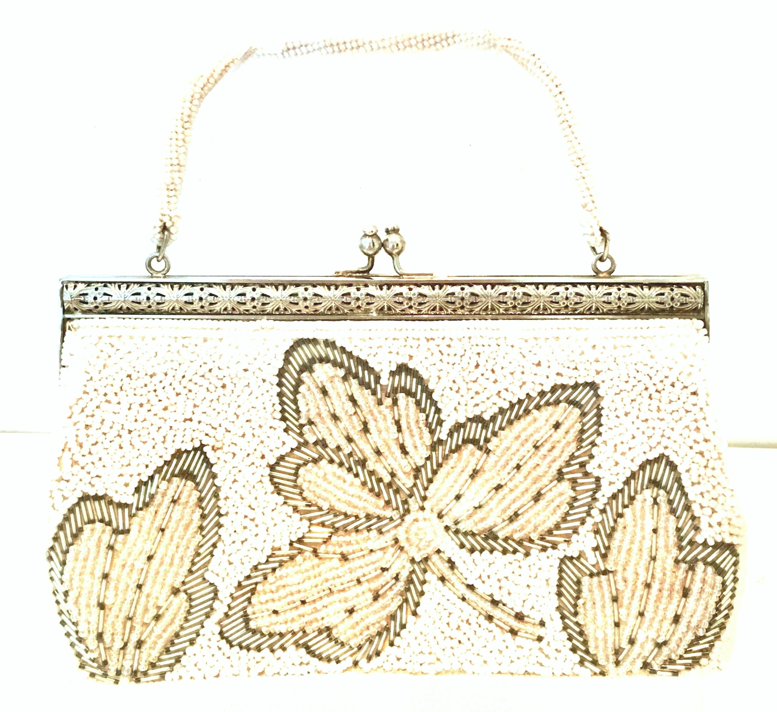 20. Jahrhundert faux Perle & Silber Glas Hand beaded Hong Kong Abendtasche. Diese seltene Tasche mit Blumenmotiv aus Hongkong hat schimmernde,  winzige, aufsteigende weiße Perlen mit schillernden Kunstperlen und silbernen Glasperlen in einem