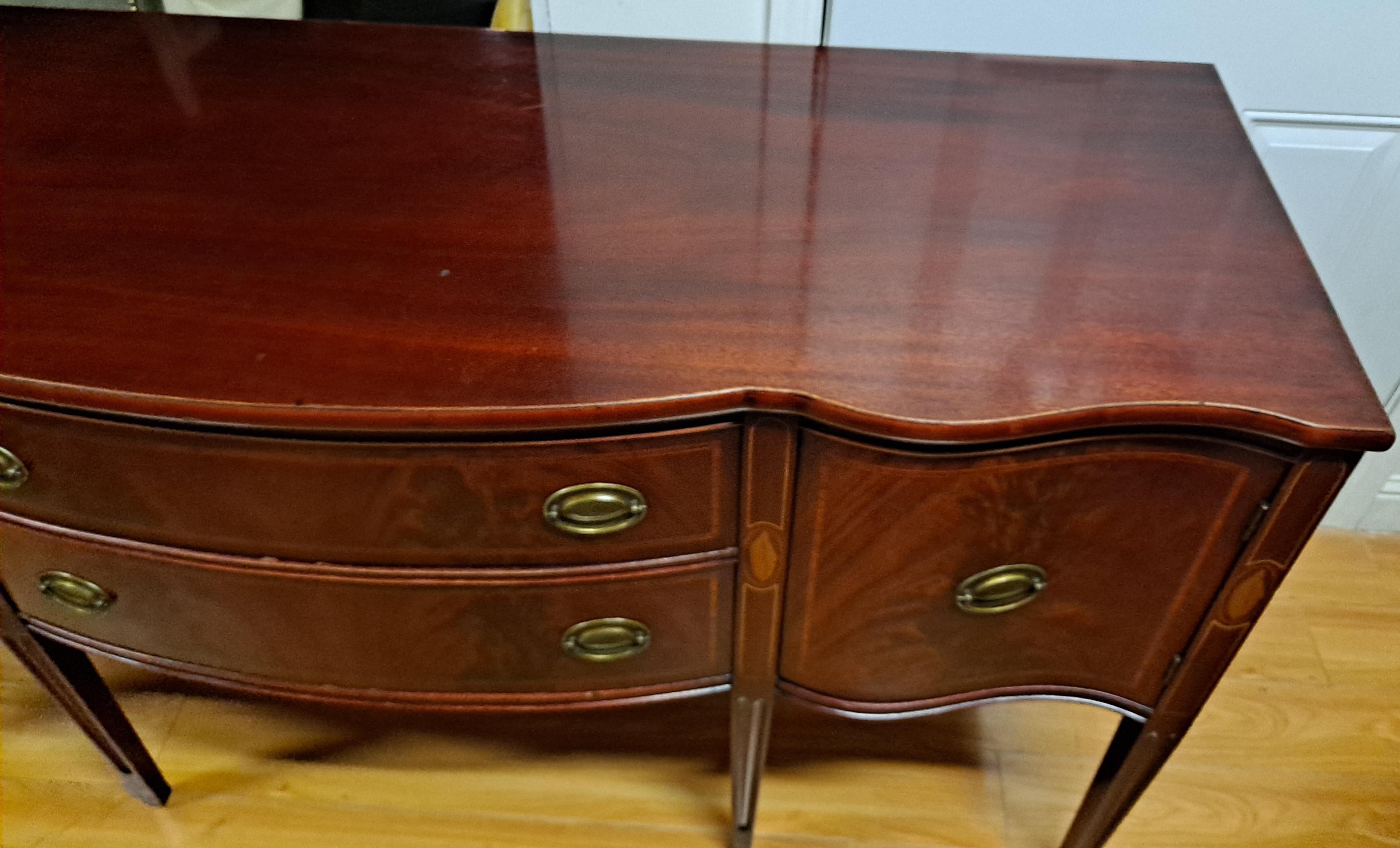 Mahagoni-Sideboard im Federal-Stil des 20. Jahrhunderts mit Serpentinenfront im Zustand „Gut“ im Angebot in San Francisco, CA