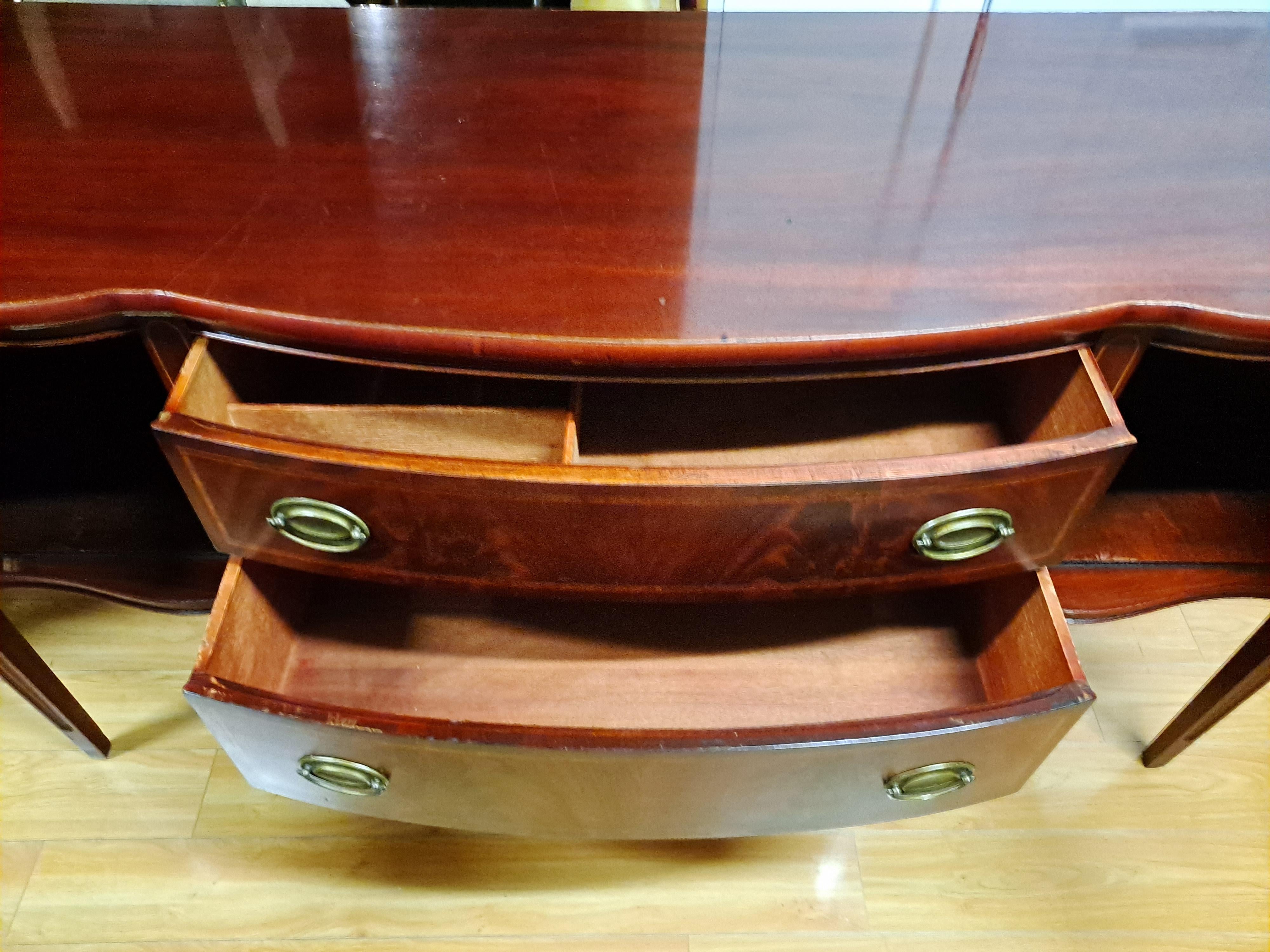 20th Century Federal Style Serpentine Front Mahogany Sideboard For Sale 2