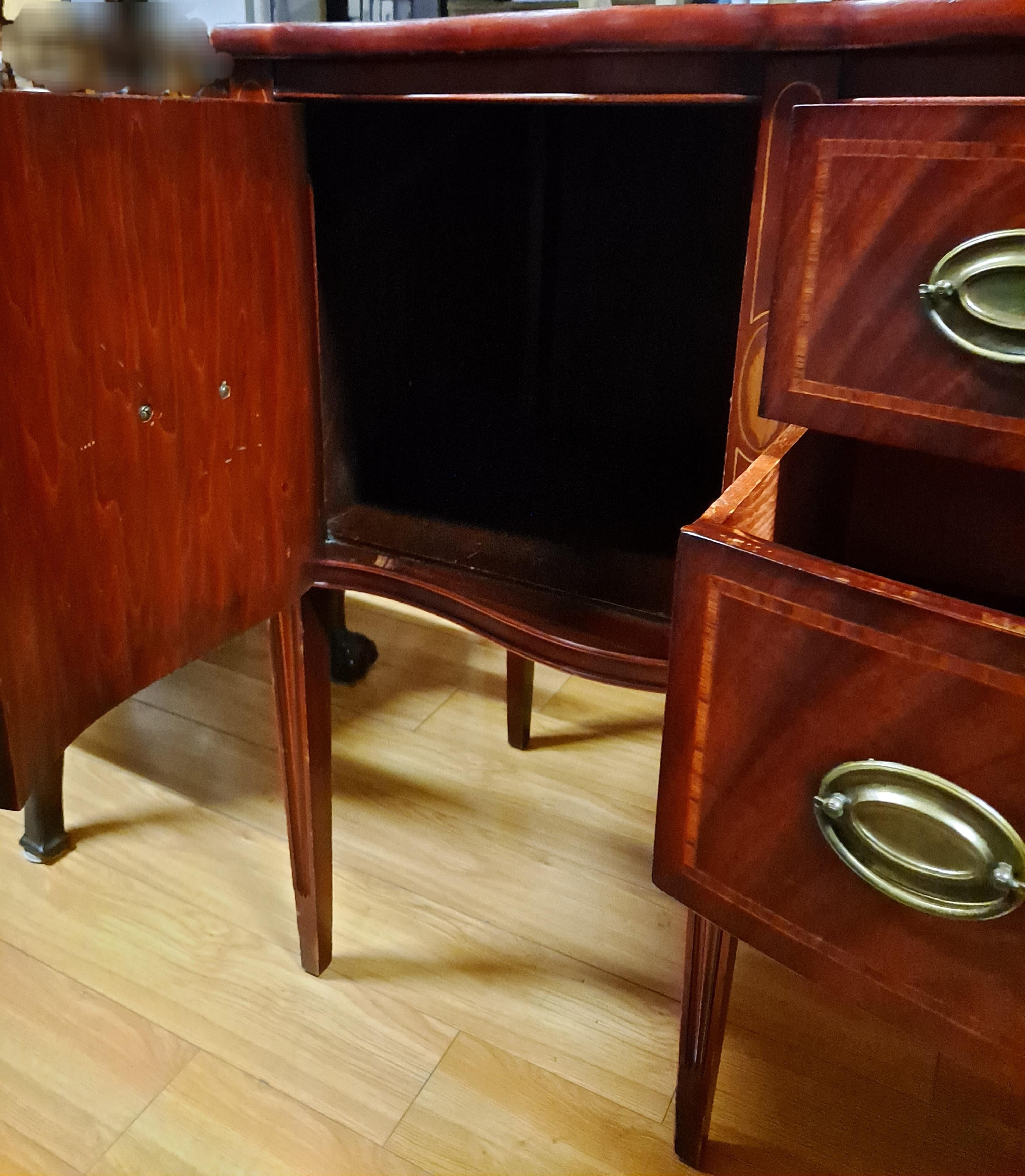 20th Century Federal Style Serpentine Front Mahogany Sideboard For Sale 3