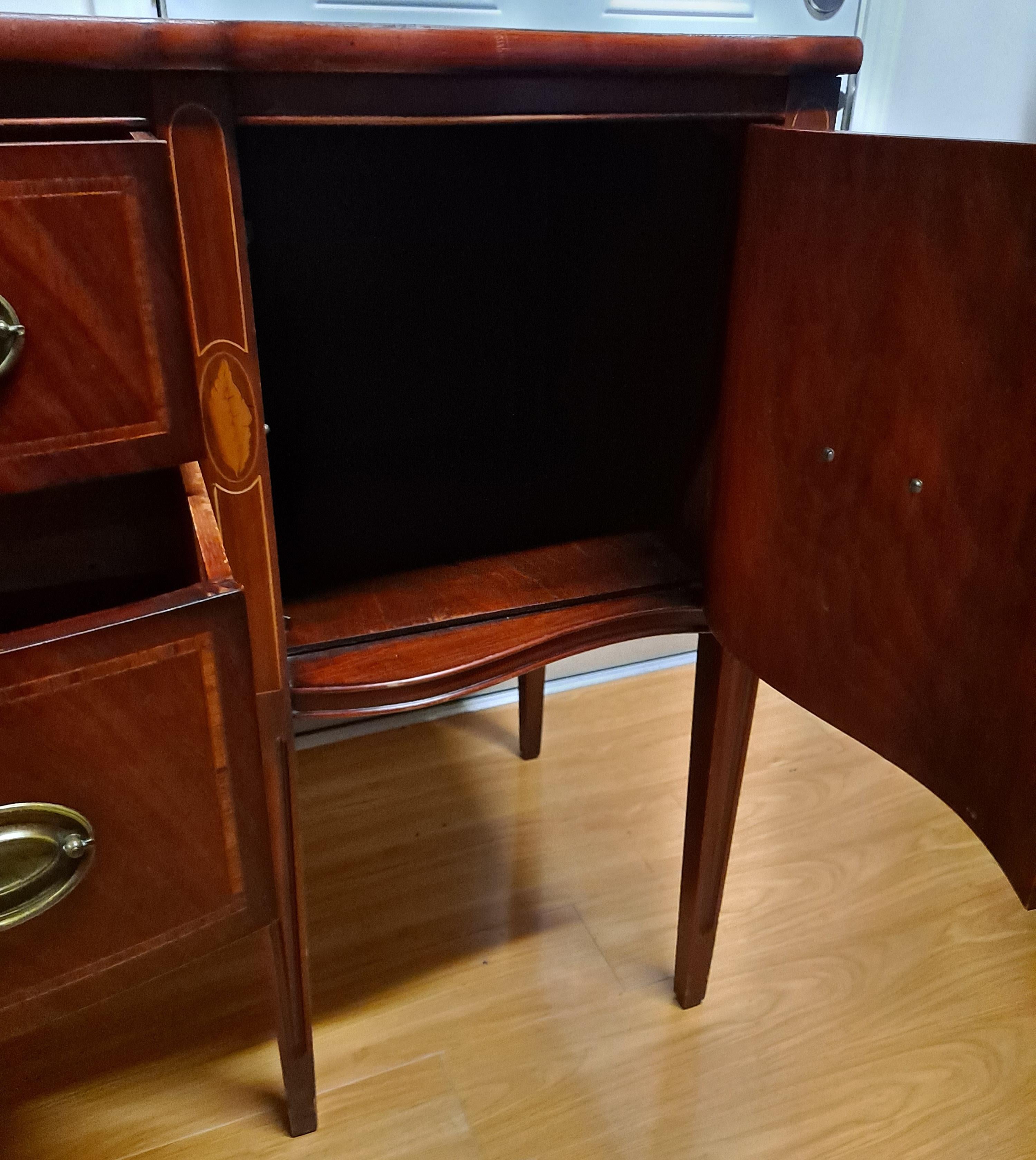 20th Century Federal Style Serpentine Front Mahogany Sideboard For Sale 4