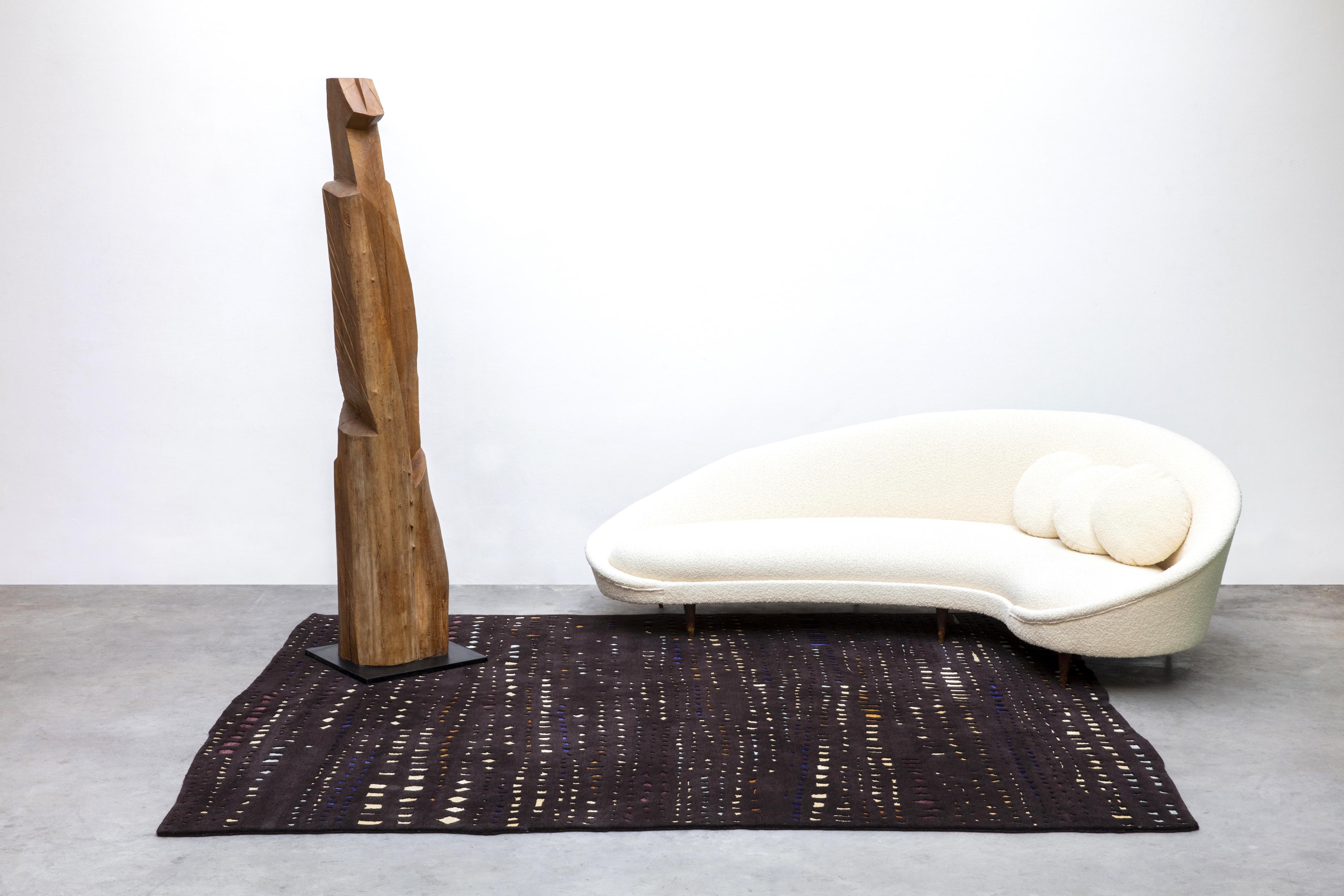 Elegantes, langgestrecktes, kurvenförmiges Sofa von Federico Munari, hergestellt in Italien in den frühen 1950er Jahren. Der authentische Stil des Jahrzehnts prägt das Design dieses Sofas, das aus einem niedrigen, aber sehr bequemen Sitz besteht,