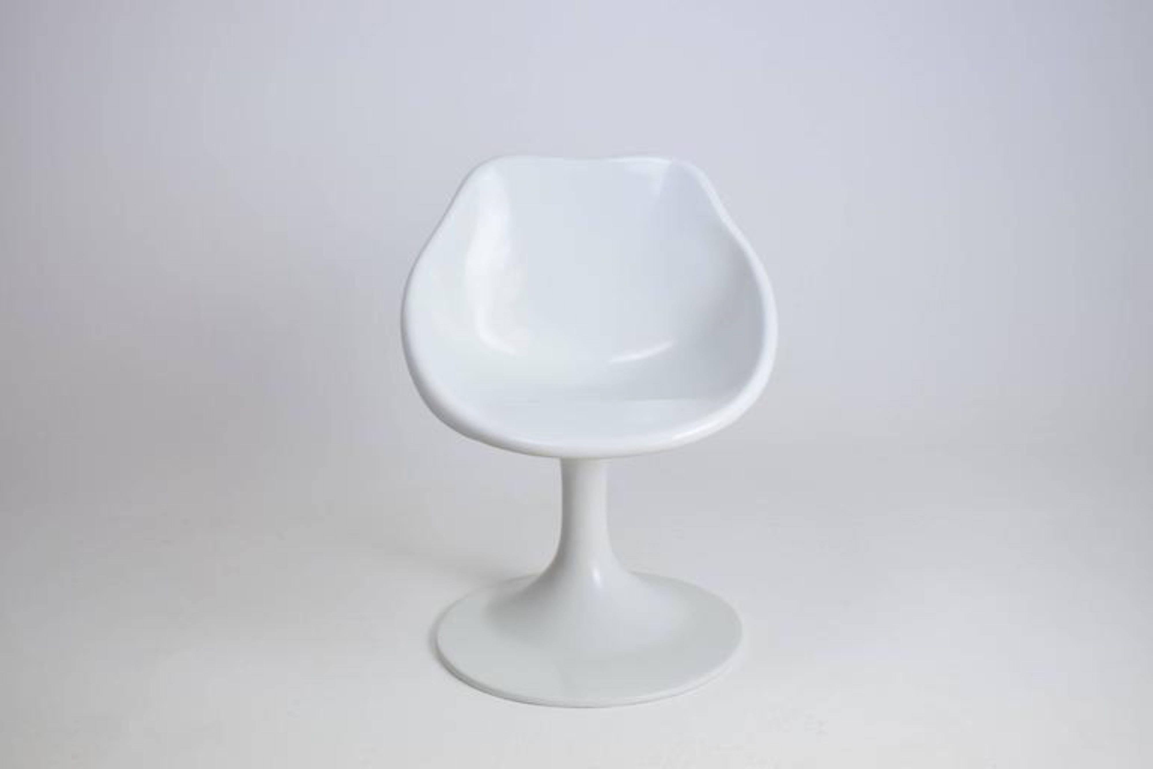 20th century vintage white fiberglass chair of space age design with futuristic curves.
In the style of the Orbit chair by Walter Grunder and Markus Farner.

Beautiful vintage condition.

-------

We are an exhibition space and an online destination