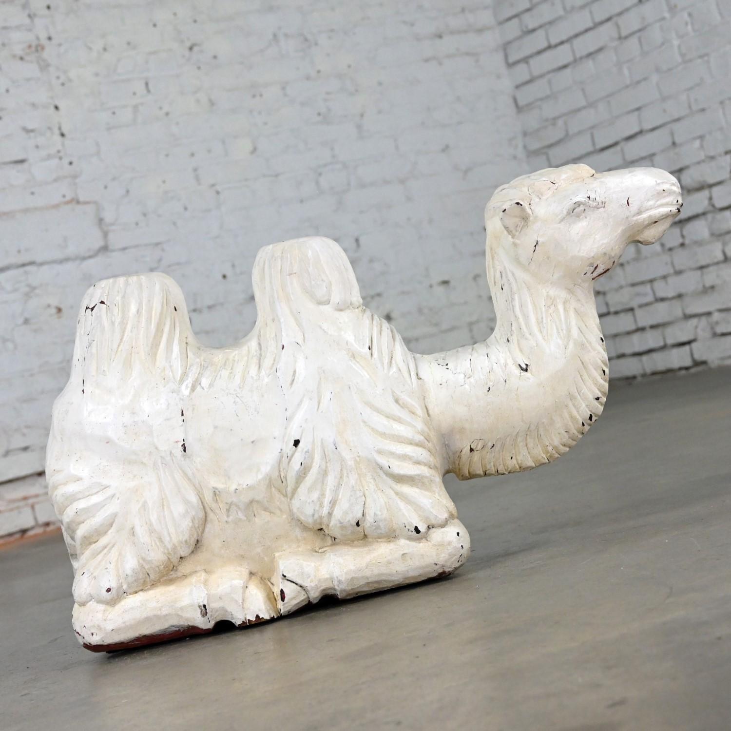 Sculpture de camel du 20ème siècle en bois massif sculpté, blanc vieilli en vente 3