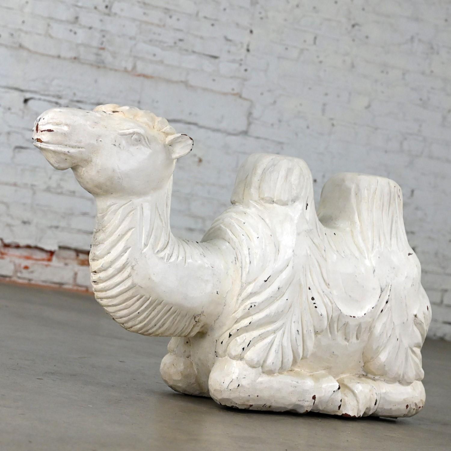 Sculpture de camel du 20ème siècle en bois massif sculpté, blanc vieilli en vente 4