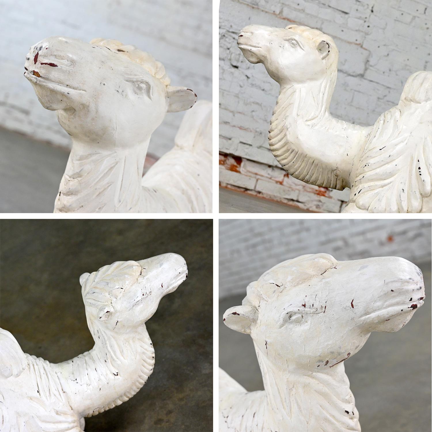 Sculpture de camel du 20ème siècle en bois massif sculpté, blanc vieilli en vente 5