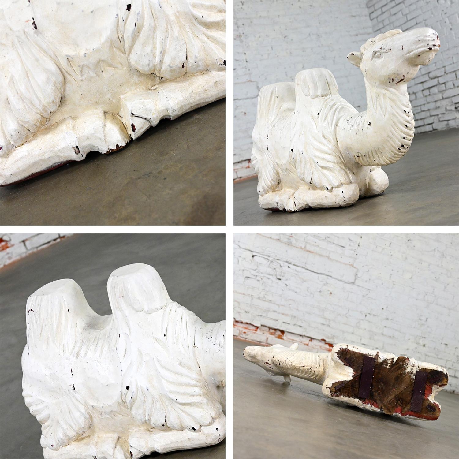 Sculpture de camel du 20ème siècle en bois massif sculpté, blanc vieilli en vente 8