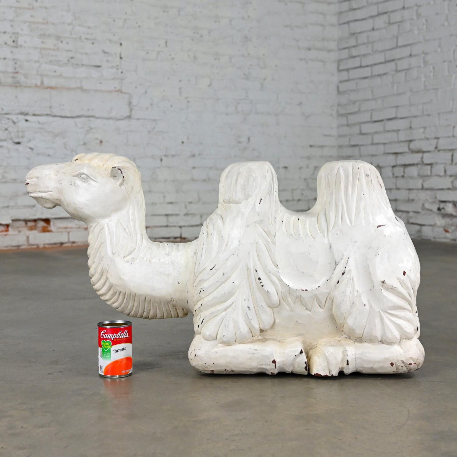 Sculpture de camel du 20ème siècle en bois massif sculpté, blanc vieilli en vente 9