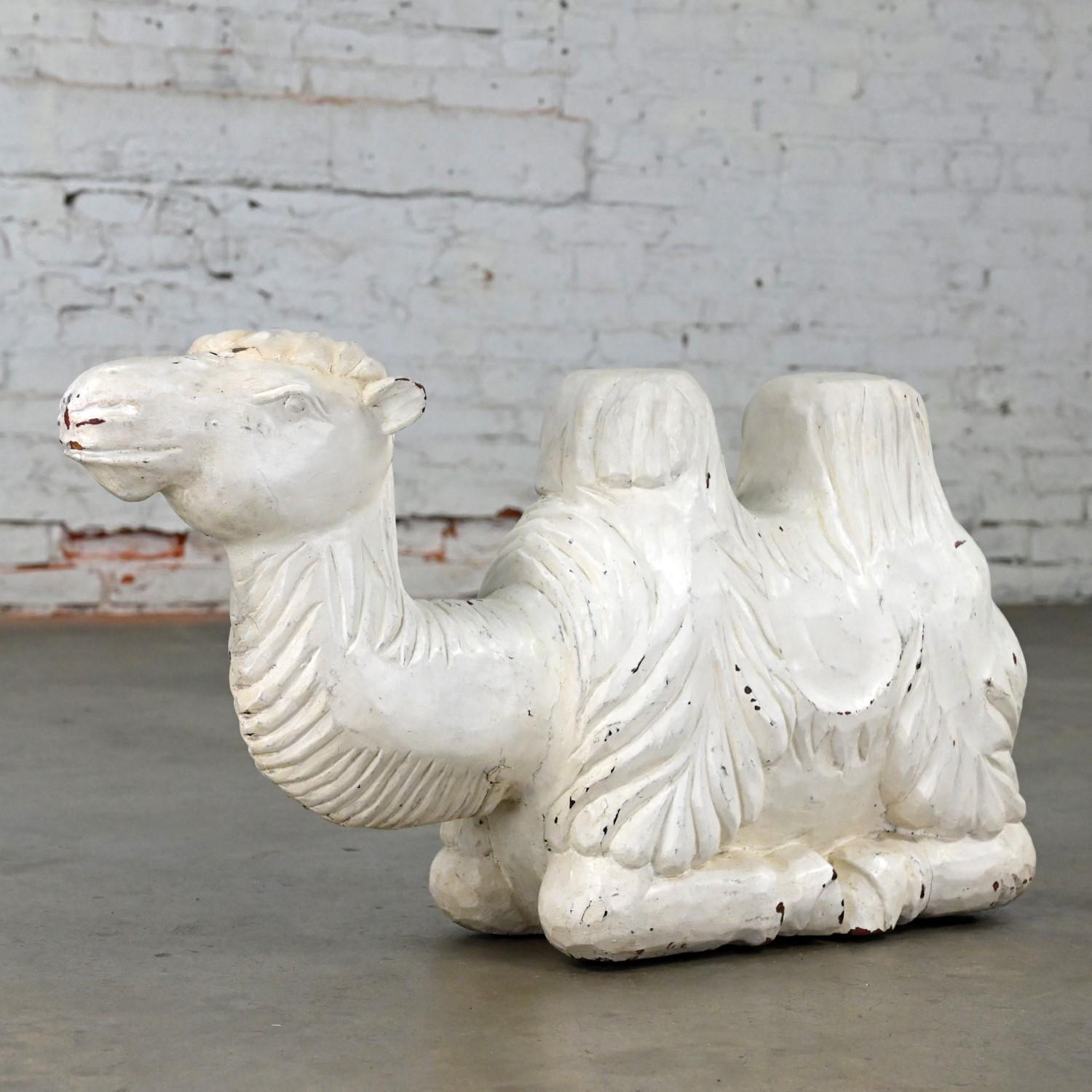 Sculpture de camel du 20ème siècle en bois massif sculpté, blanc vieilli en vente 11