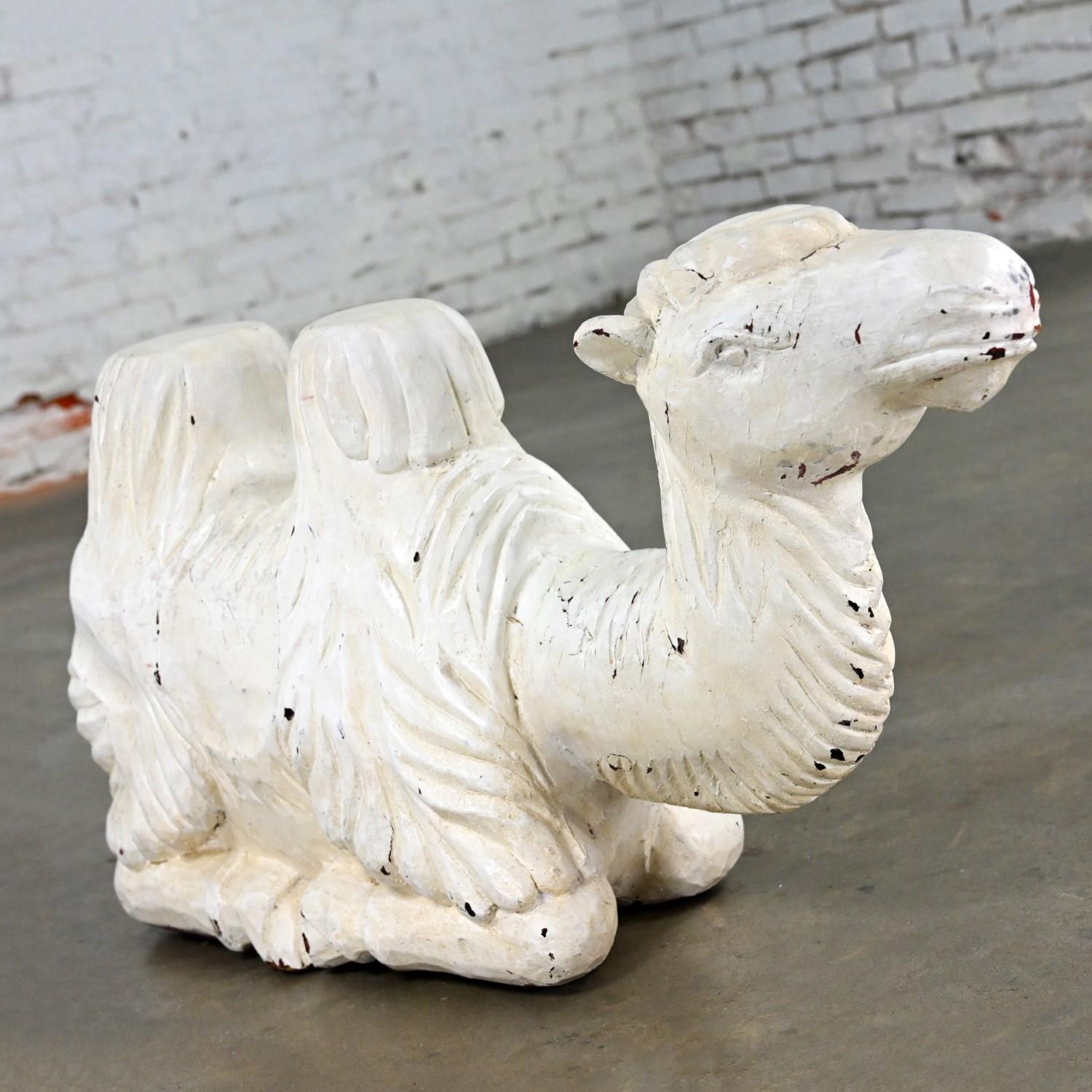 Merveilleuse sculpture vintage du 20ème siècle en bois massif sculpté d'un chameau au repos avec un corps peint en blanc. Byit, en gardant à l'esprit qu'il s'agit d'une pièce vintage et non pas neuve, qui présentera donc des signes d'utilisation et
