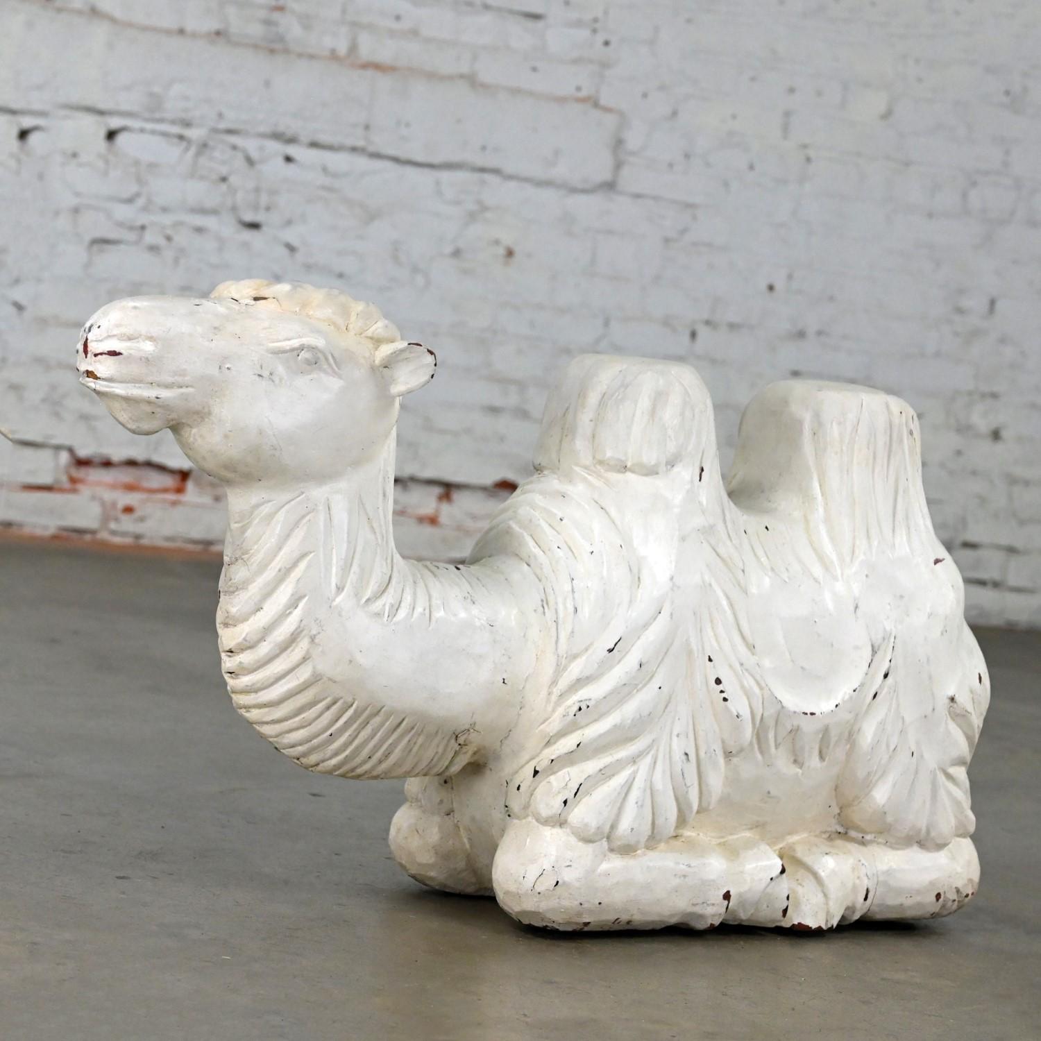 Autre Sculpture de camel du 20ème siècle en bois massif sculpté, blanc vieilli en vente