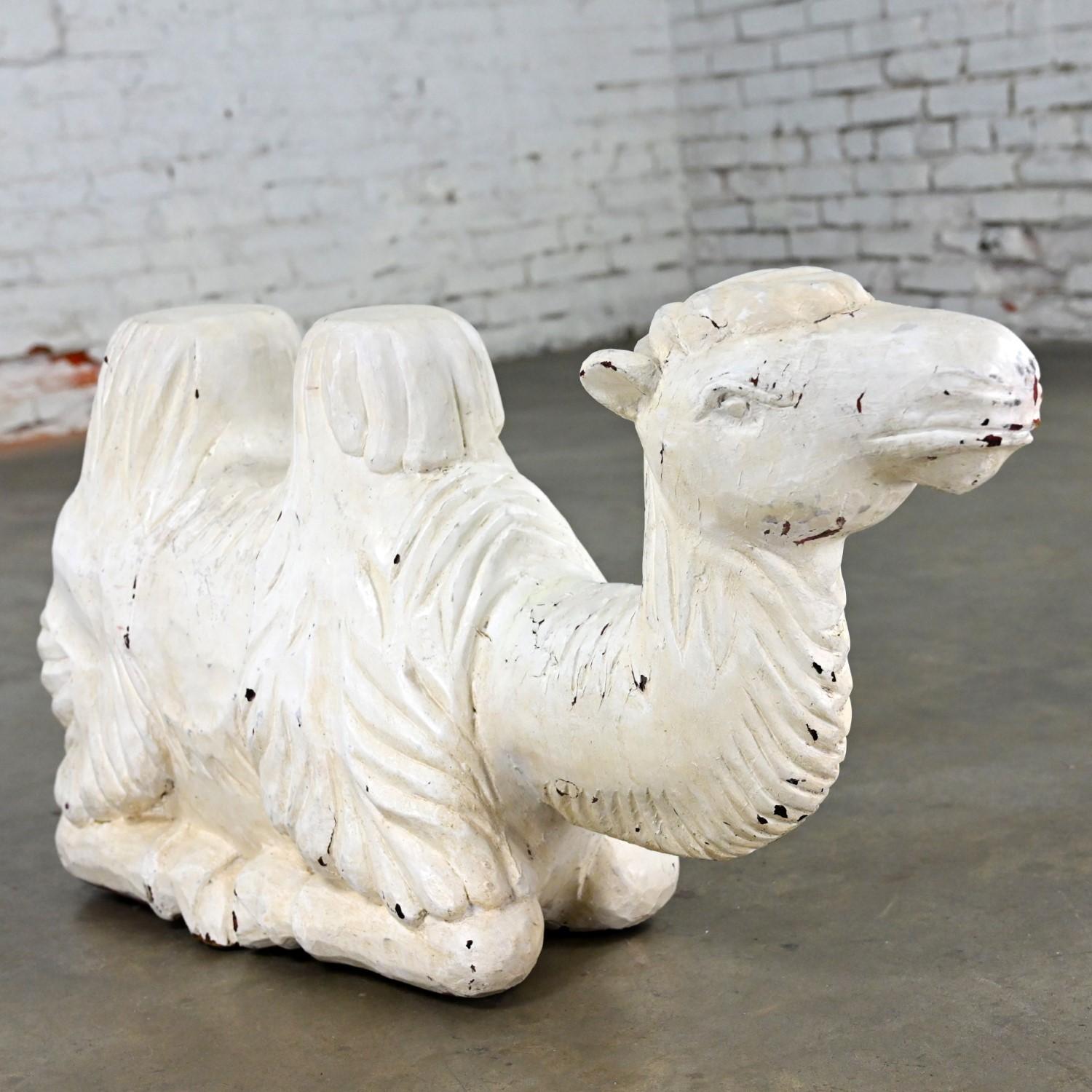 Inconnu Sculpture de camel du 20ème siècle en bois massif sculpté, blanc vieilli en vente