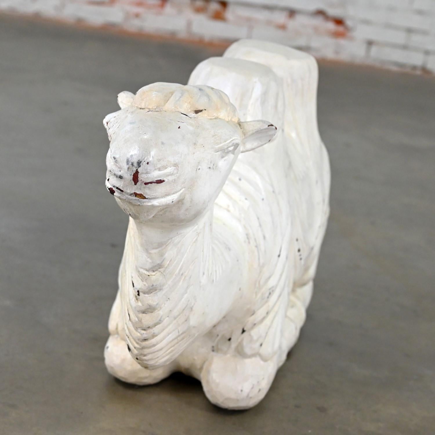 Sculpté Sculpture de camel du 20ème siècle en bois massif sculpté, blanc vieilli en vente