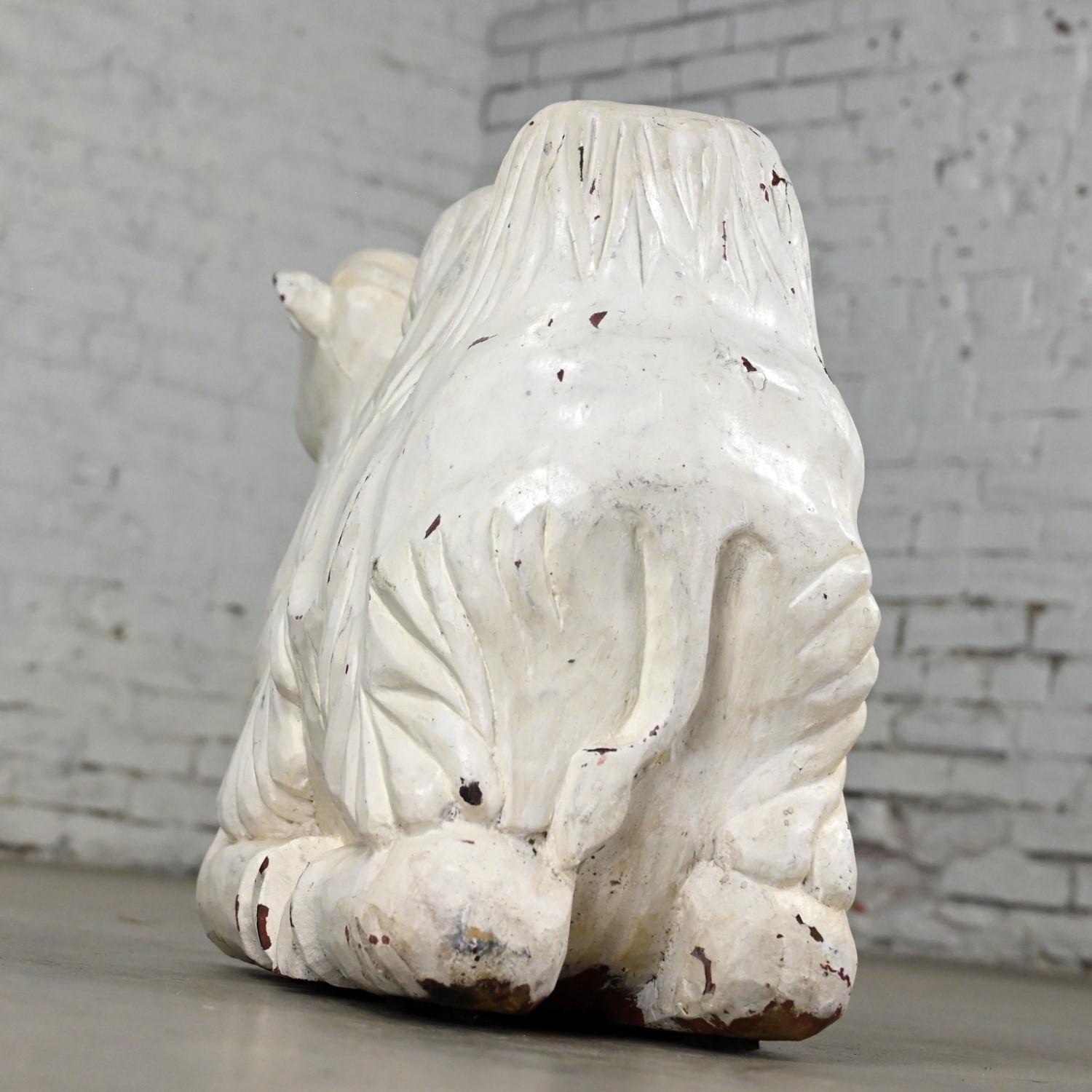Sculpture de camel du 20ème siècle en bois massif sculpté, blanc vieilli Bon état - En vente à Topeka, KS