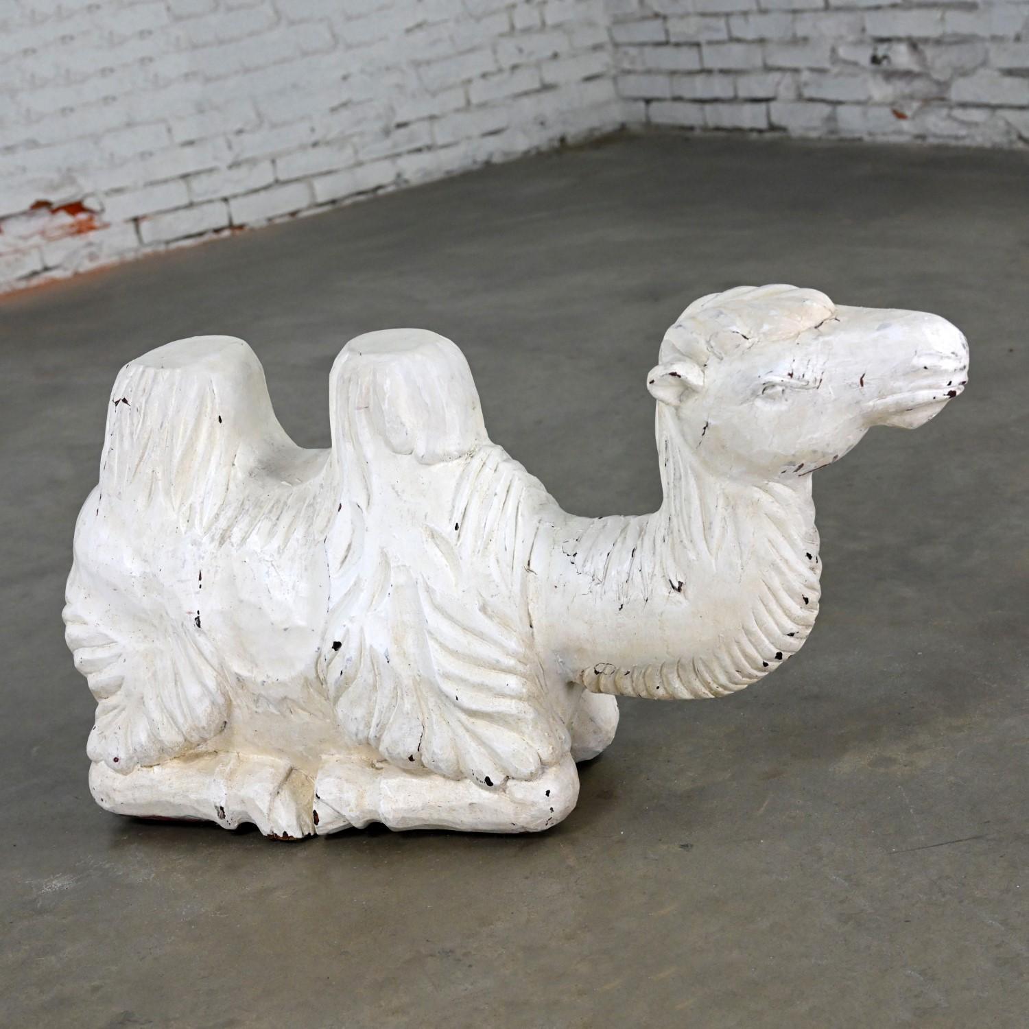 Bois Sculpture de camel du 20ème siècle en bois massif sculpté, blanc vieilli en vente