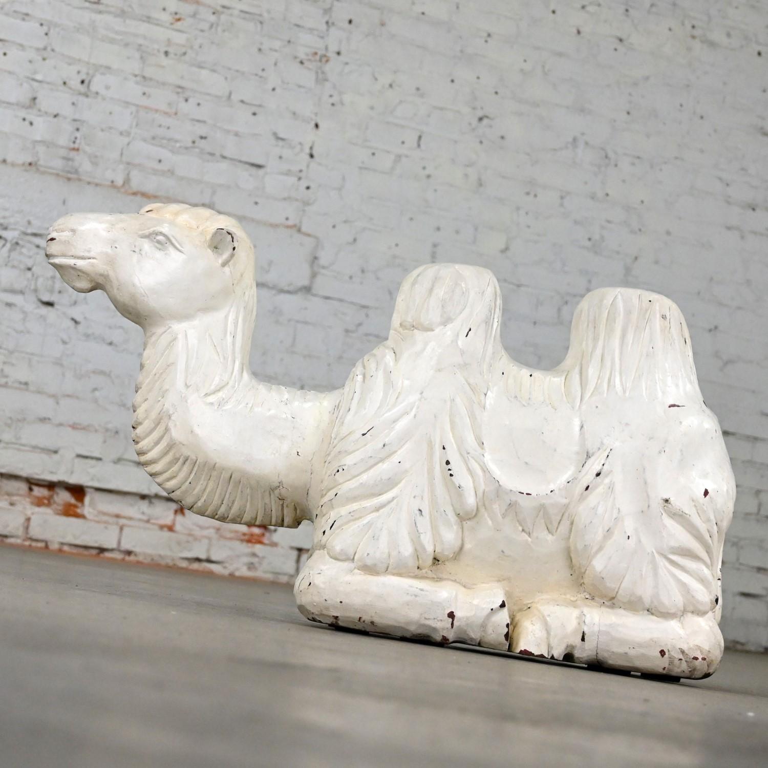 Sculpture de camel du 20ème siècle en bois massif sculpté, blanc vieilli en vente 1