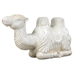 Siglo XX Escultura Figural de Madera Maciza Tallada Camello Descansando Blanco Envejecido