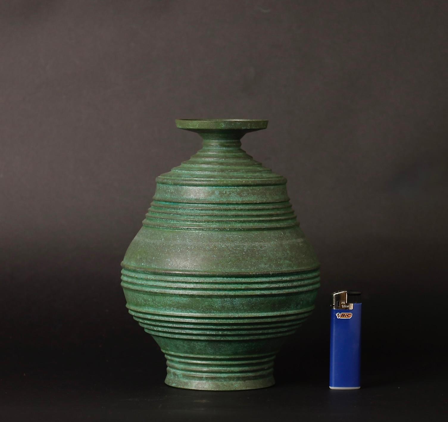 Bellissimo vaso in bronzo firmato da Okado Isao 

Okado Isao (1940-2010)  uno degli artisti metal giapponesi più riconoscibili del XX secolo.  Partecipa regolarmente alla prestigiosa mostra di NItten, dove vince il gran premio nel 1964. Nel 1975