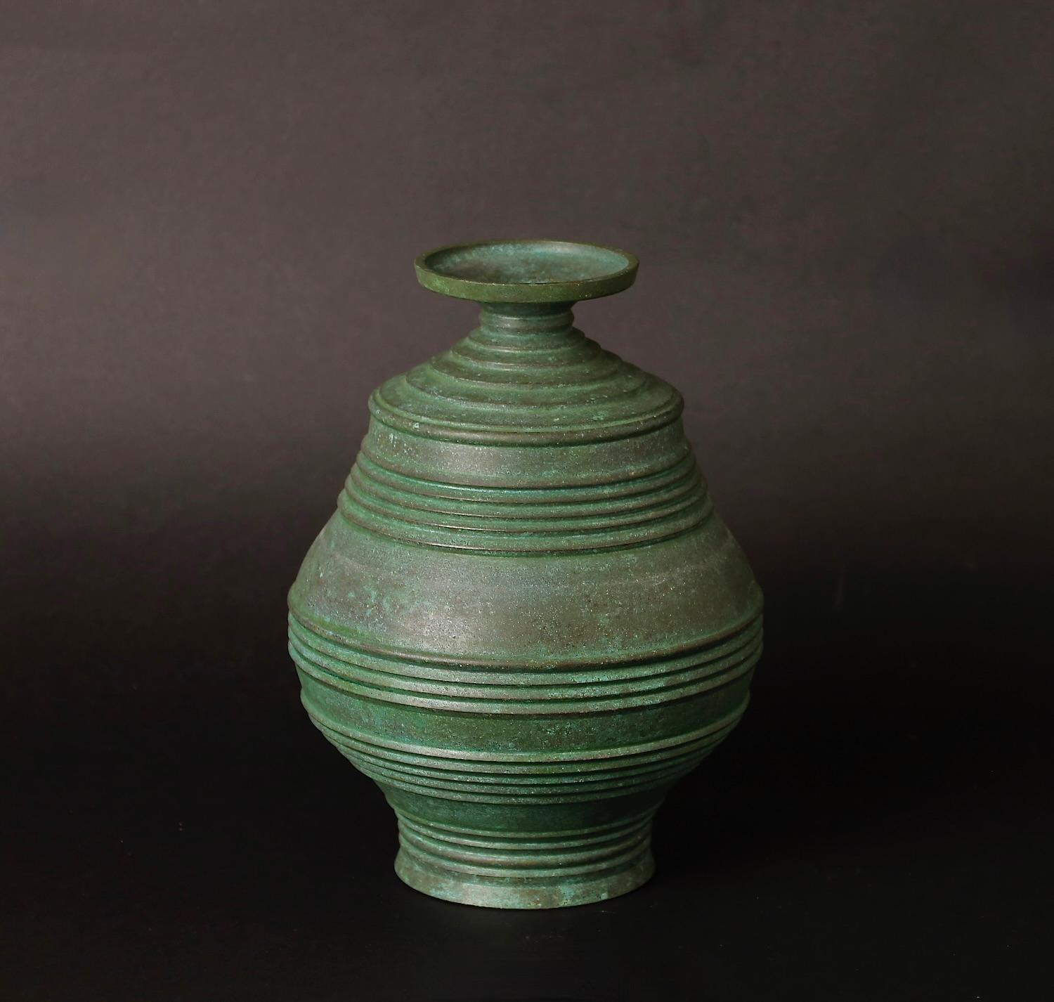 Giapponese Vaso in bronzo pregiato del XX secolo di Okado Isao in vendita