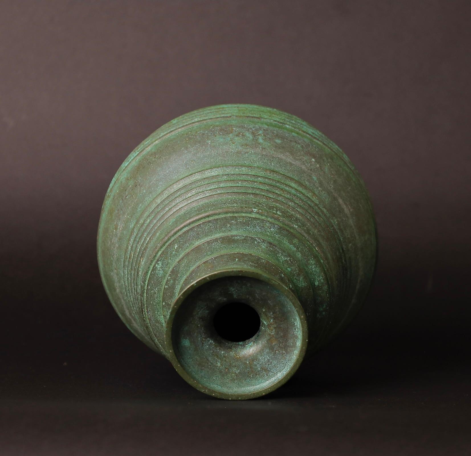 Vaso in bronzo pregiato del XX secolo di Okado Isao in vendita 2