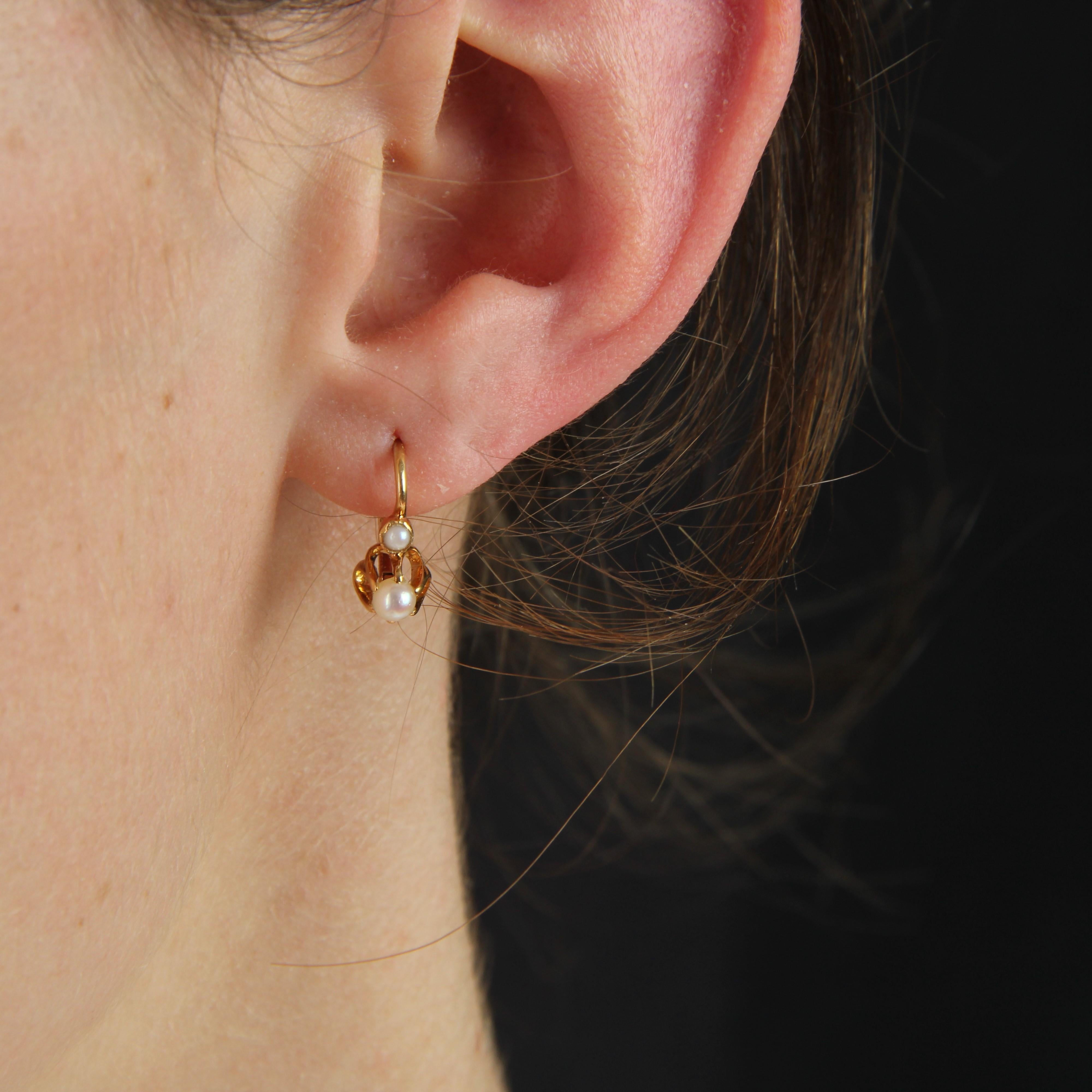 Perle Boucles d'oreilles à levier en or jaune 18 carats et perles fines du 20e siècle en vente