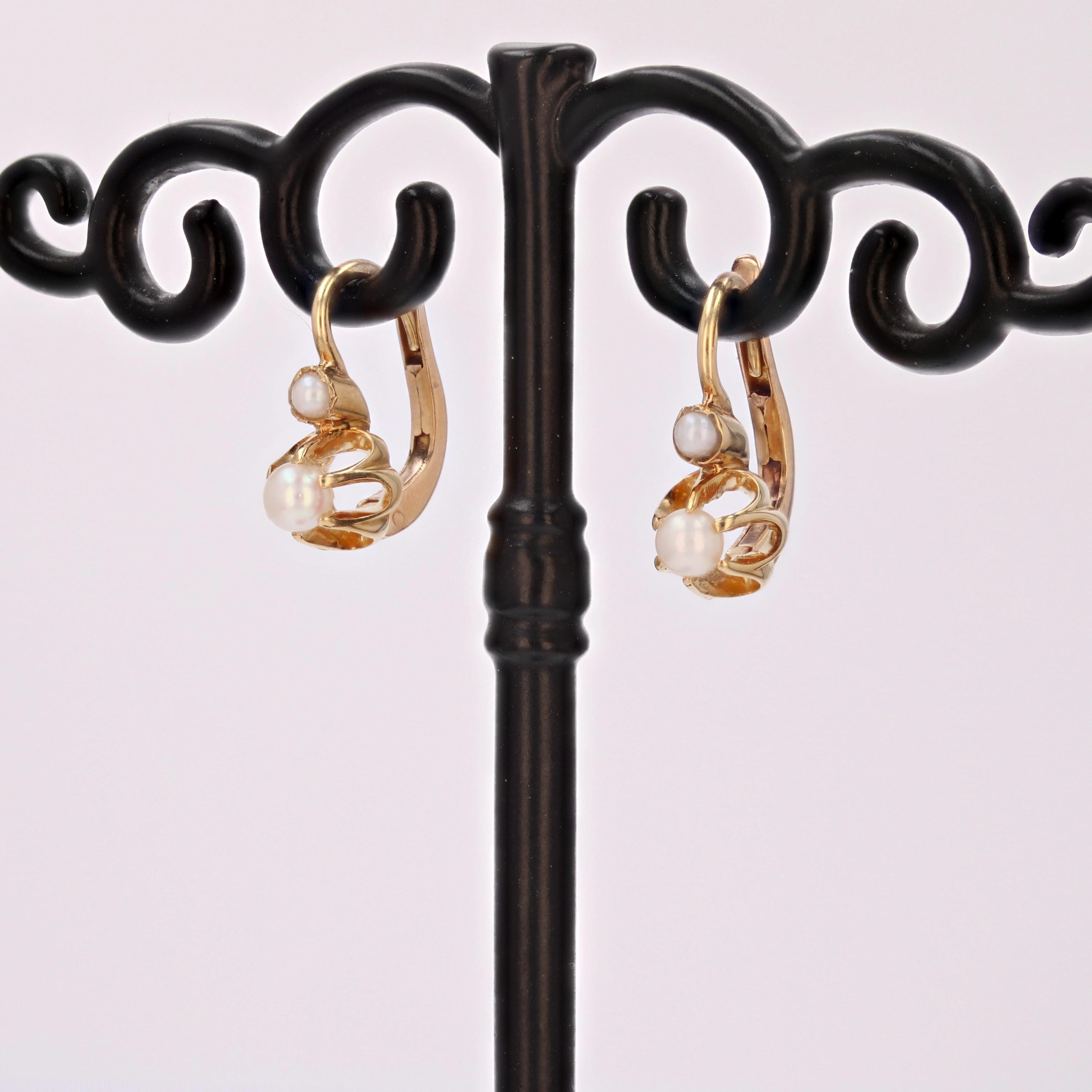 Boucles d'oreilles à levier en or jaune 18 carats et perles fines du 20e siècle en vente 2