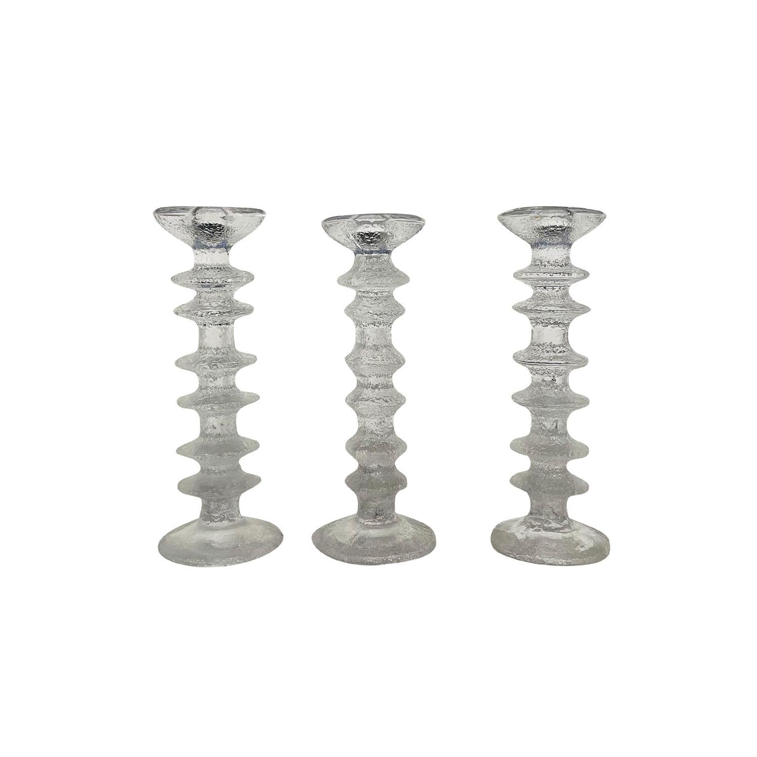 Set vintage di tredici Ljusstakar, portacandele finlandesi in vetro soffiato a mano, disegnati da Timo Sarpaneva per Festivo - Iittala, in buone condizioni. I dettagliati candelabri leggermente affumicati sono disponibili in varie dimensioni e