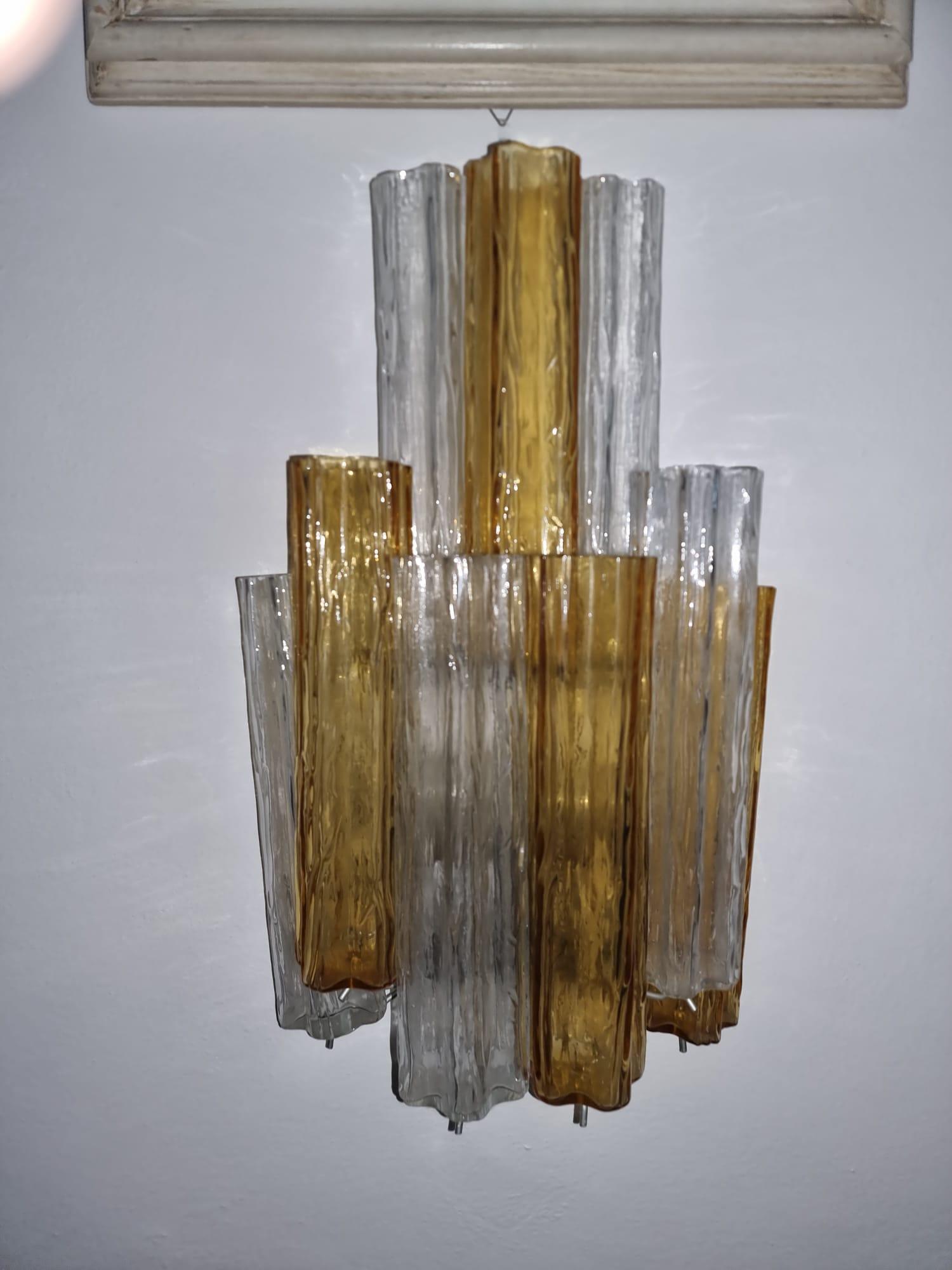 Fünf große Lampen aus Muranoglas mit Applikationen, die aus Elementen bestehen, die aufgrund ihrer Form, die einer Rinde ähnelt, 