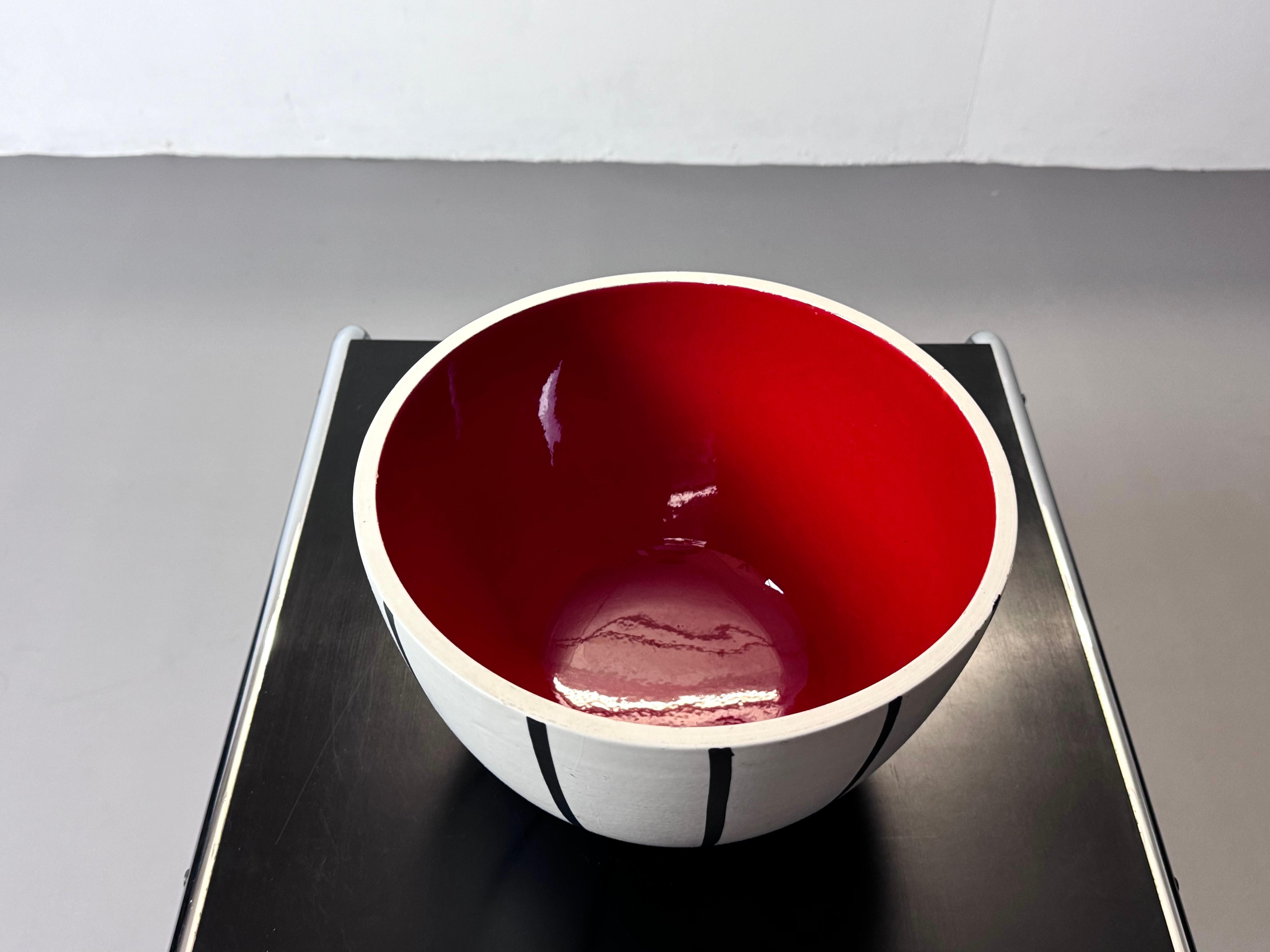 Discover an extraordinary collector's item: This handcrafted ceramic bowl from the renowned pottery town of Montelupo Fiorentino in Italy embodies the essence of Italian ceramic tradition.

Marked with 