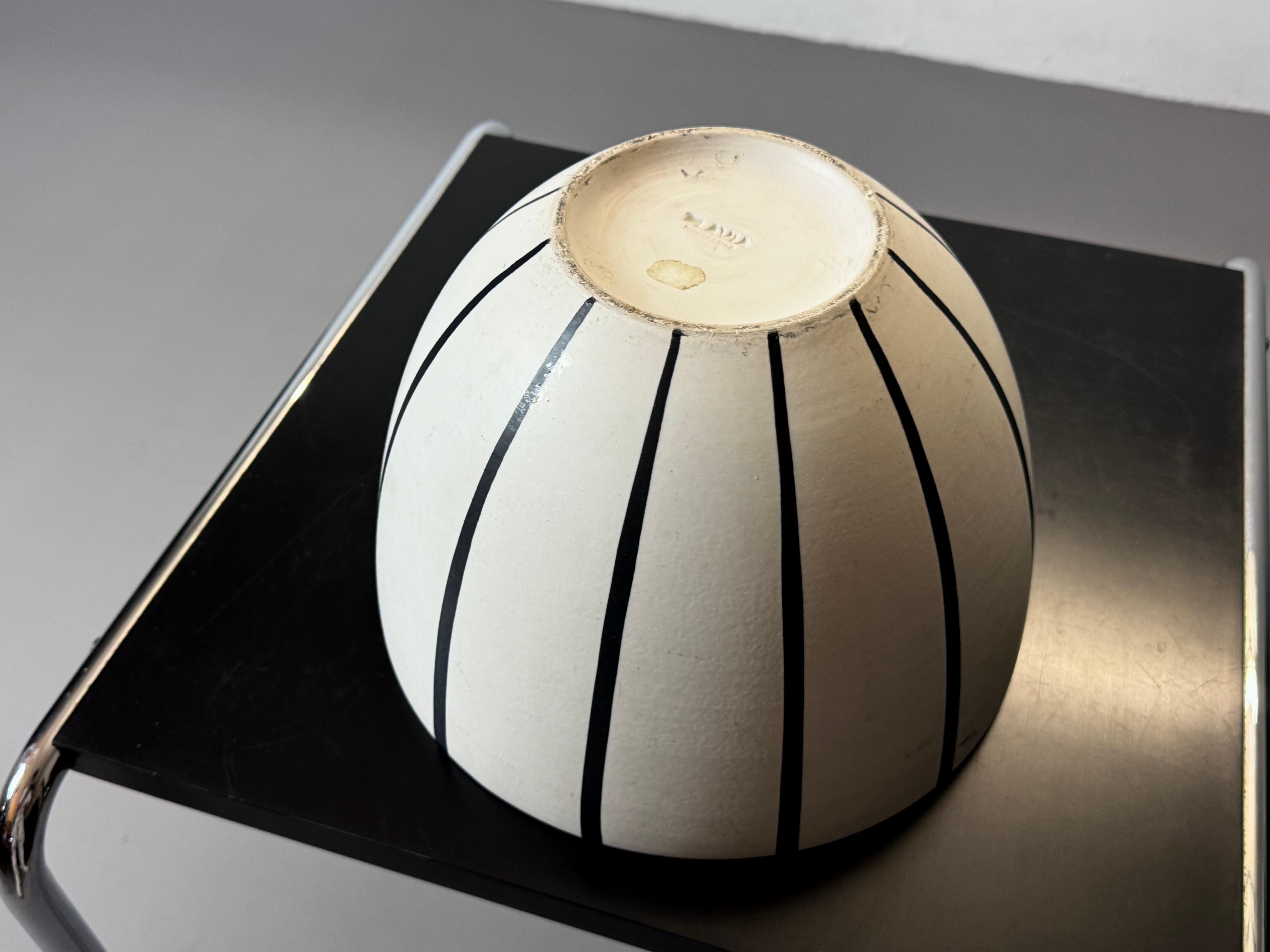 20th Century Flavia Montelupo Italy Ceramic Bowl In Fair Condition For Sale In Alsdorf, NW