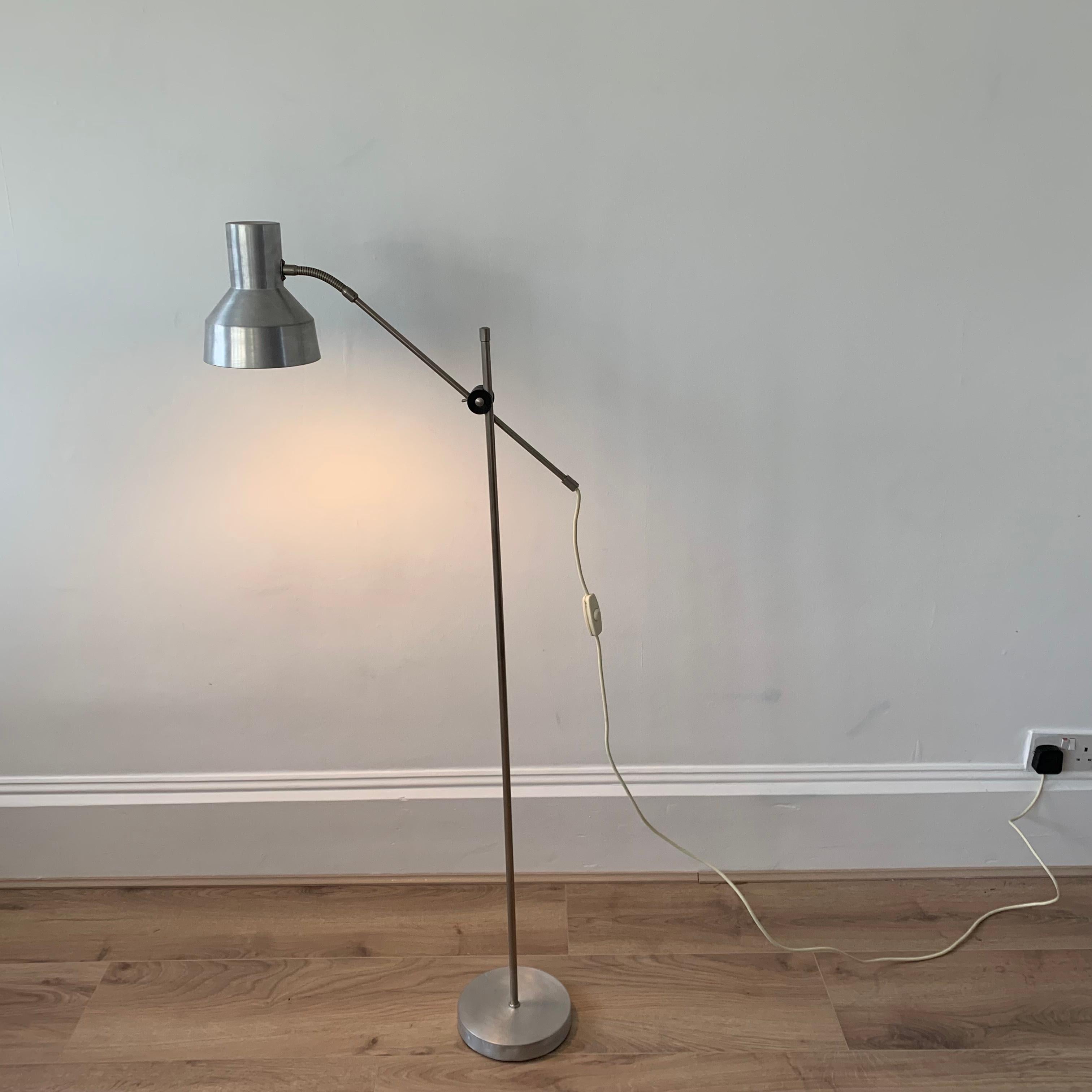 Mid-Century Modern Swedish floor lamp, produced by EWÅ, 1960s, in good vintage condition.

Features height adjustable arm, the shade can be directed with additional gooseneck.