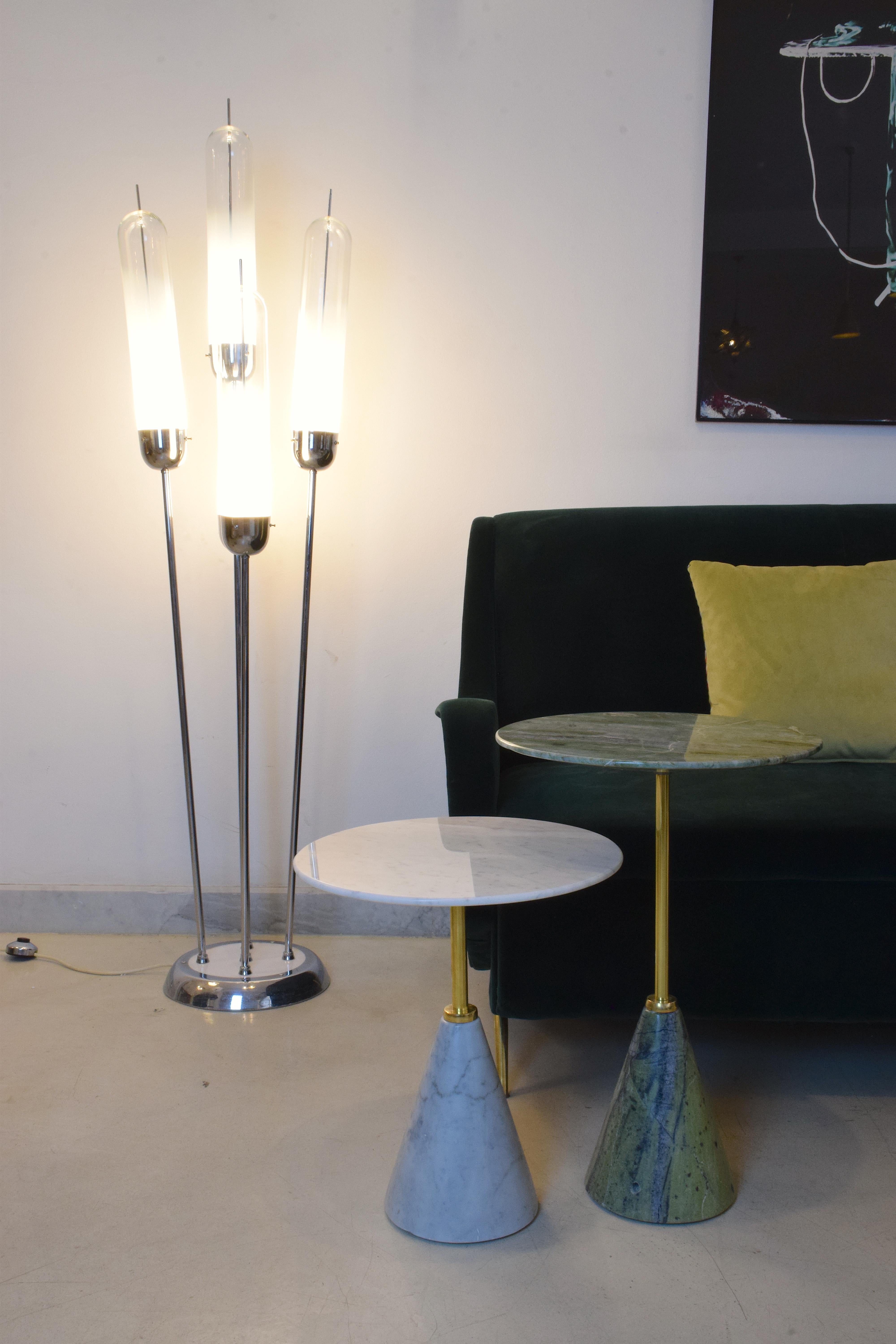 A 20th century Italian floor lamp designed by Carlo Nason for Mazzega circa 1970s and composed of five striking white Murano blown glass shades standing on stainless steel tubes.
Italy, circa 1970s.

Wiring is professionally checked.
E27 and E26