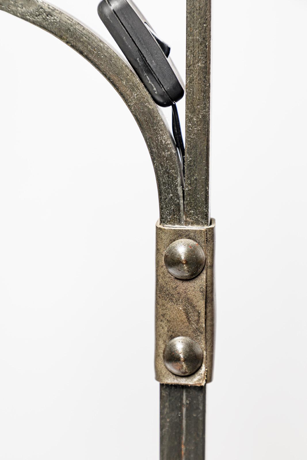 Métal Lampadaire métal et cuir du 20ème siècle par Jean Pierre Ryckaert Style de l'adnet en vente
