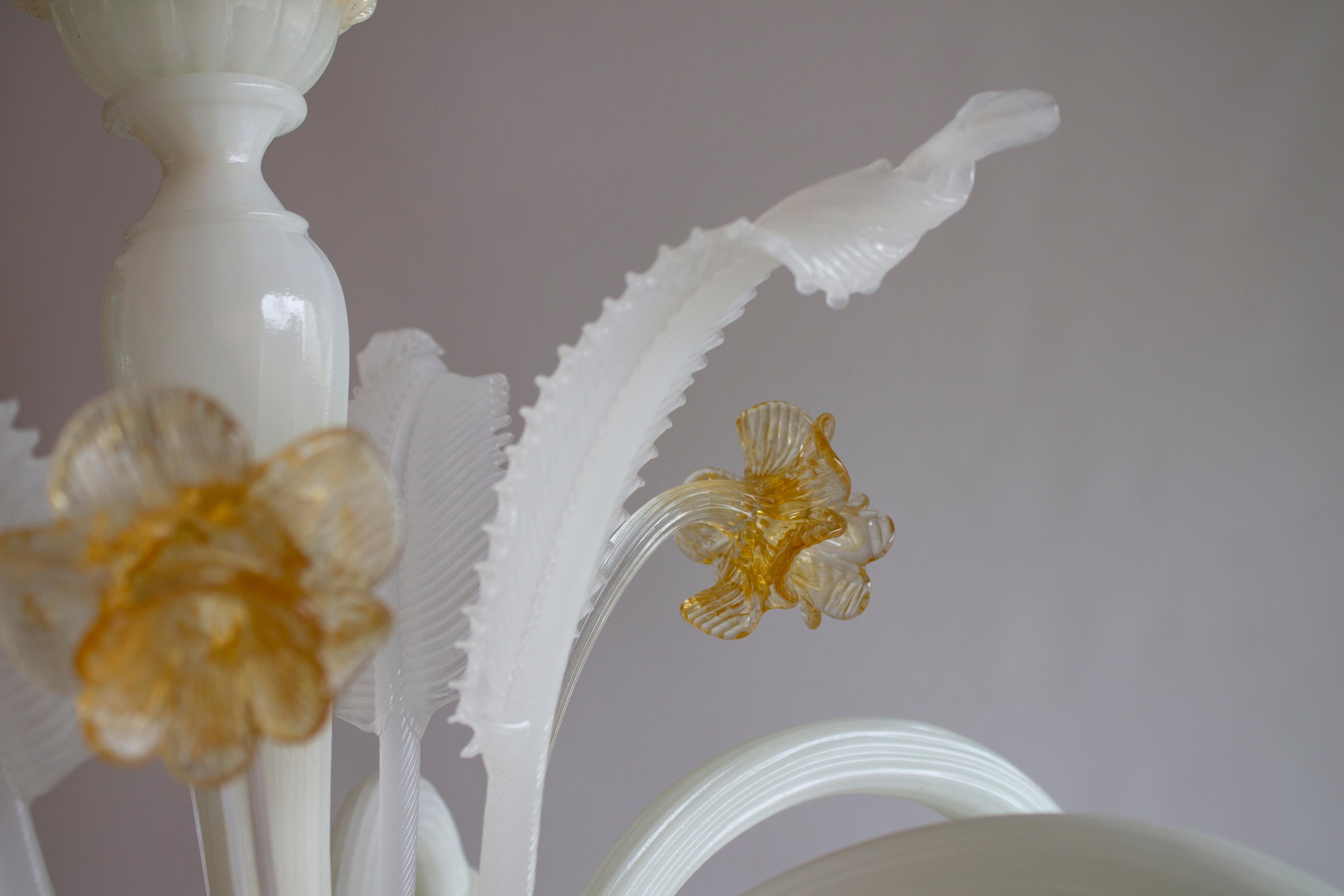 20th Century Floral Chandelier in Silk-and-amber-colored Murano Glass, with Gold For Sale 4