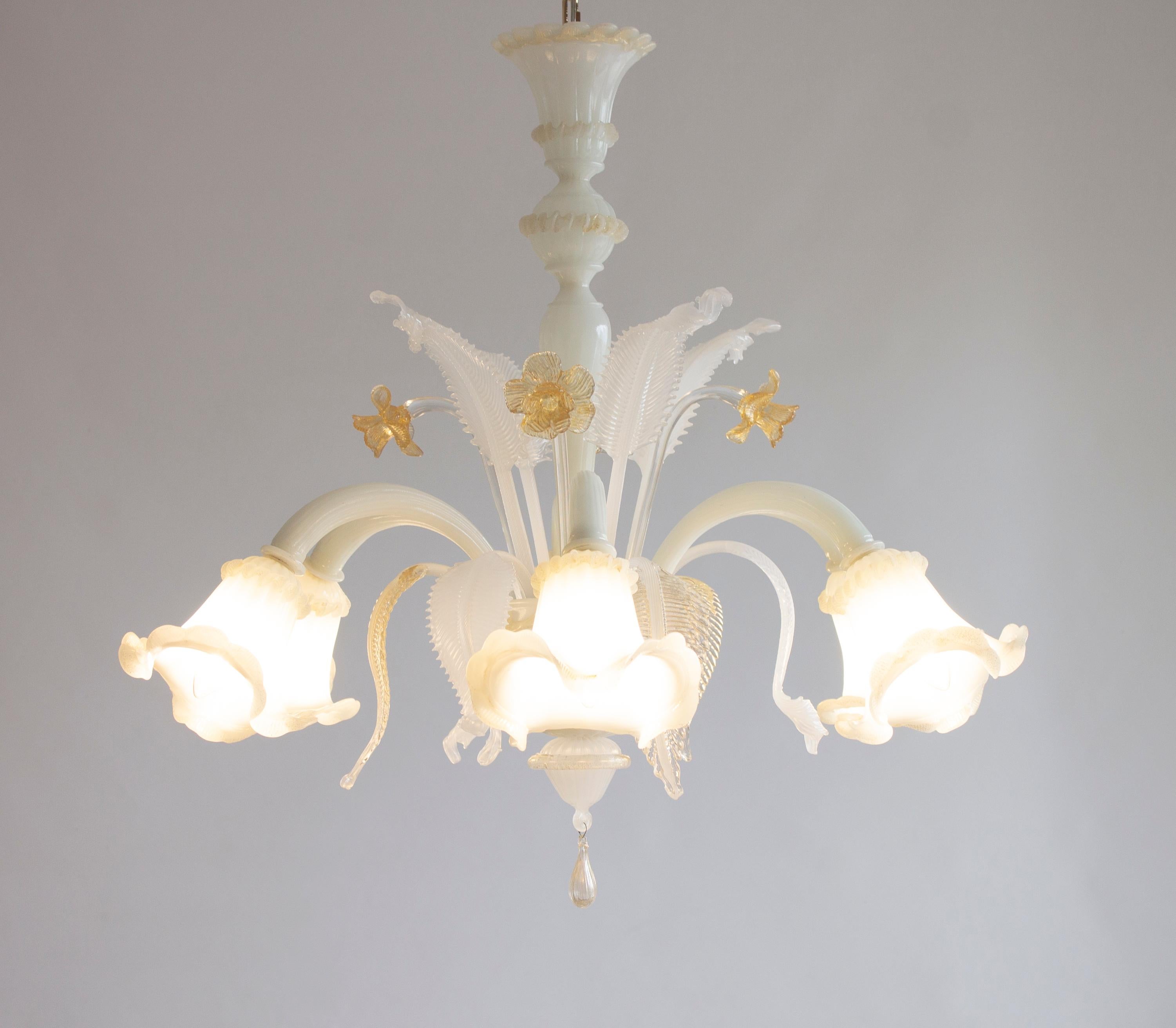 Hand-Crafted 20th Century Floral Chandelier in Silk-and-amber-colored Murano Glass, with Gold For Sale