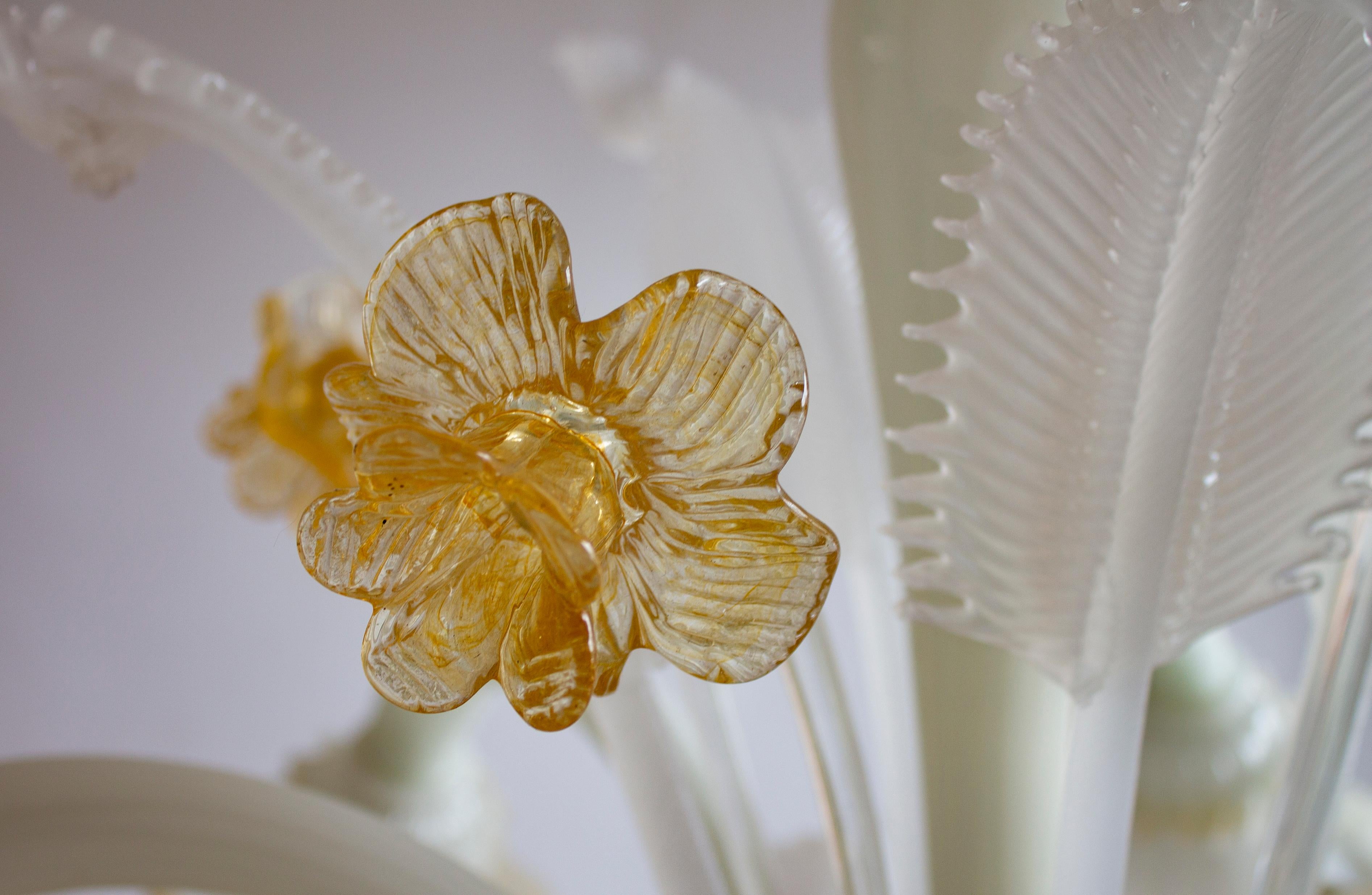 Blumenkronleuchter aus Seiden- undmberfarbenem Muranoglas des 20. Jahrhunderts mit Gold im Zustand „Hervorragend“ im Angebot in Villaverla, IT
