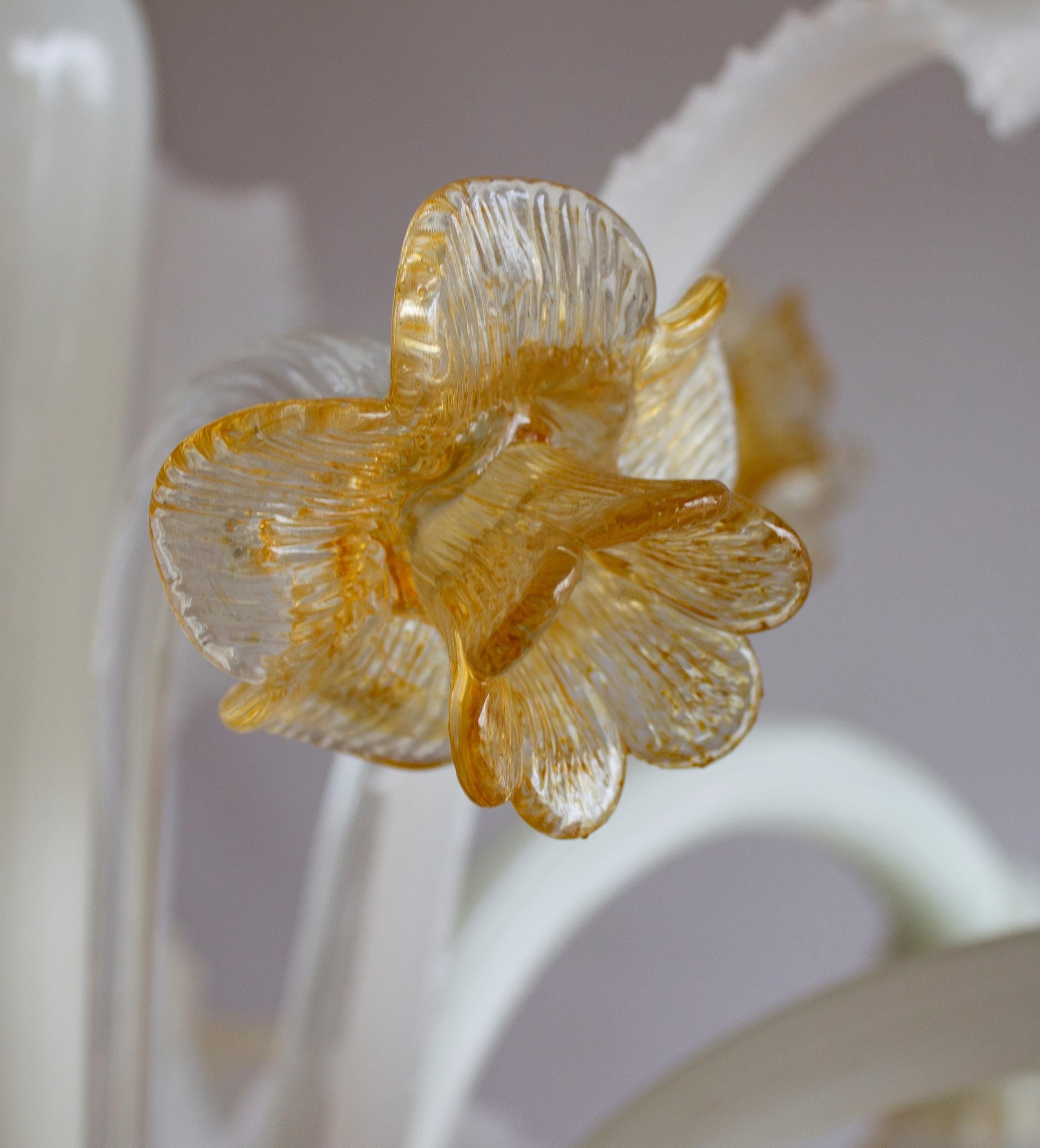 20th Century Floral Chandelier in Silk-and-amber-colored Murano Glass, with Gold For Sale 1