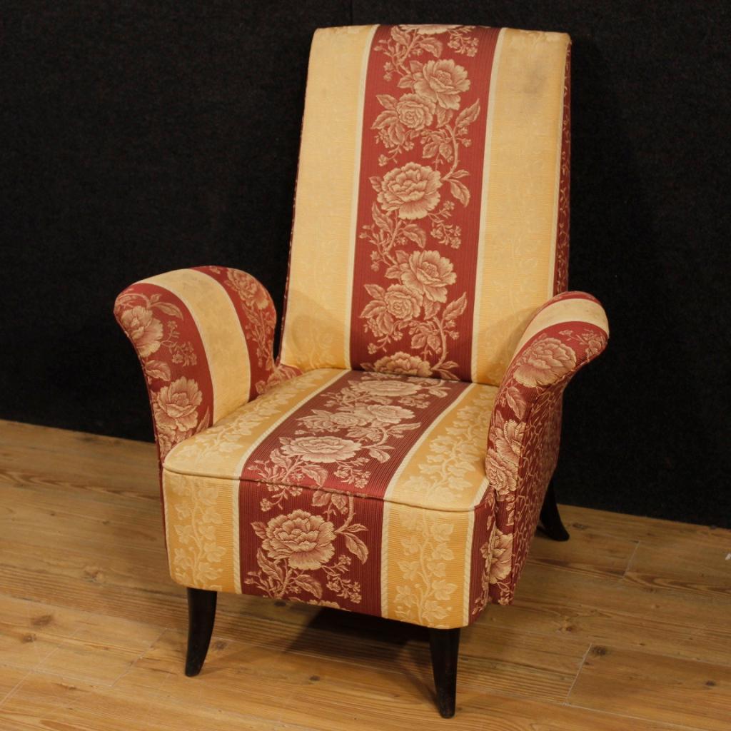 Italian armchair from the 1950s-1960s. Guglielmo Ulrich style furniture of fabulous line and pleasant decor. Armchair upholstered in fabric with floral decorations, not original, recently replaced. Furniture supported by curvilinear wooden feet (see