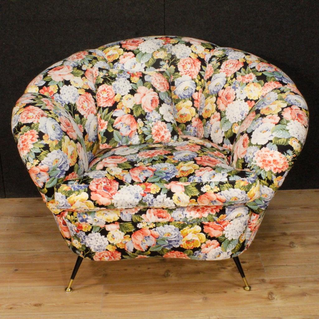 Pair of Italian design armchairs from the 1960s. Furniture of fabulous decoration and excellent comfort covered in floral fabric, not original, replaced during the time. Padding in good condition of great comfort. Living room or studio armchairs