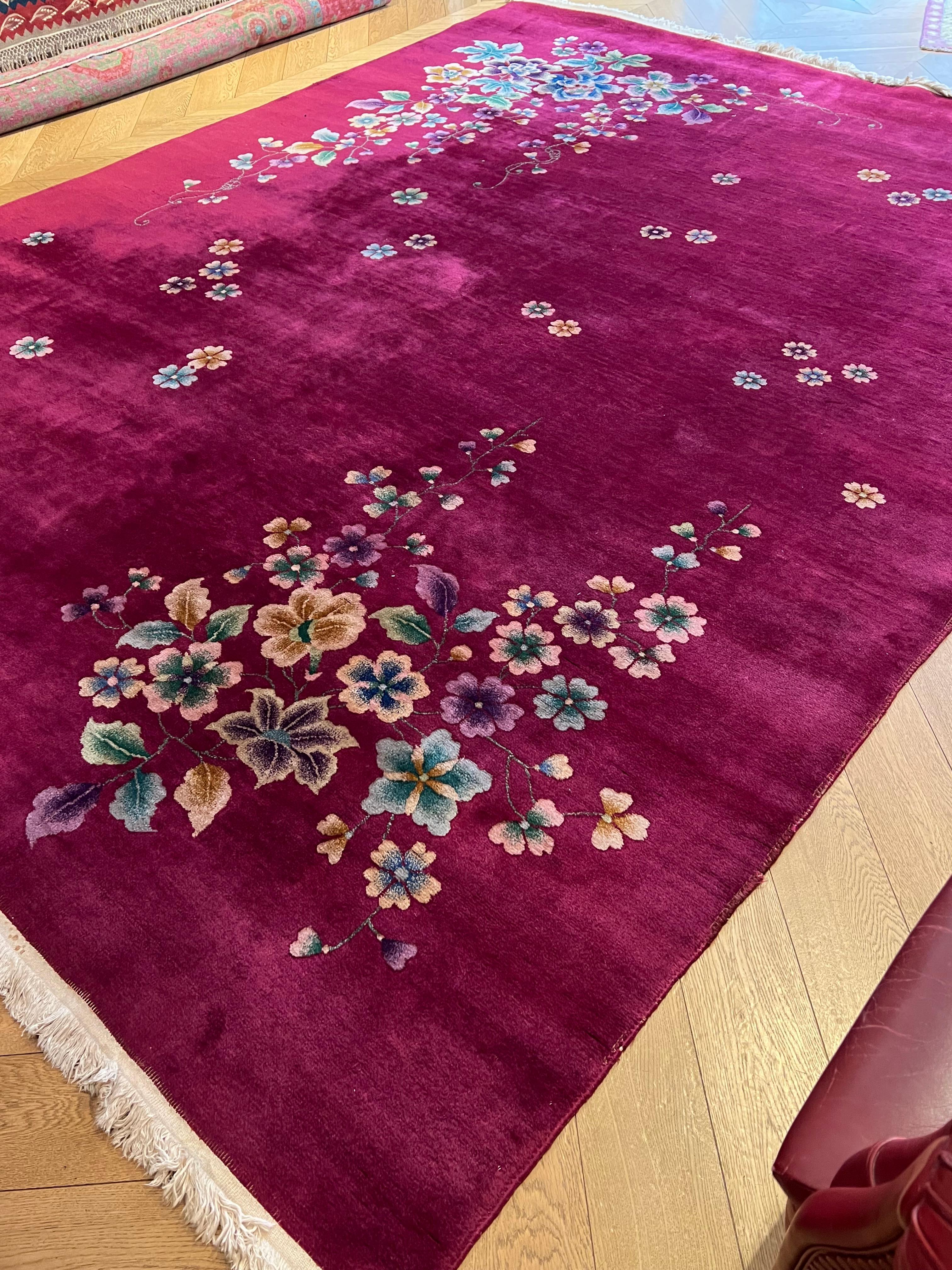 From the elegance and unusual style you can recognize this beautiful Chinese carpet from the Art Deco period. The wool is bright and silky, spun with greater thickness than normal Chinese wool. This type of rug was born around the '20s on the