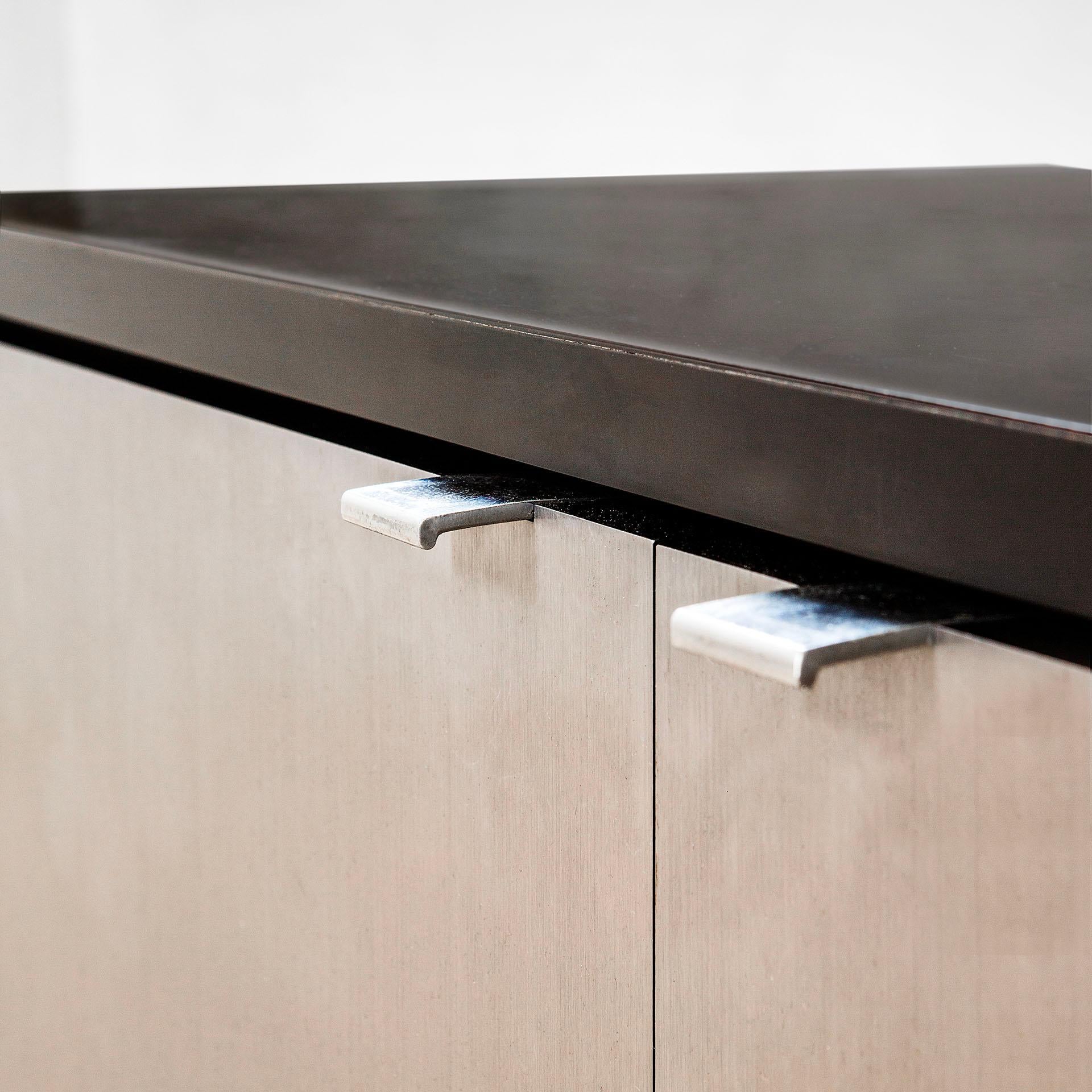 Américain Crédence Florence Knoll du 20ème siècle chromée à deux positions Mod. 2544, années 60 en vente