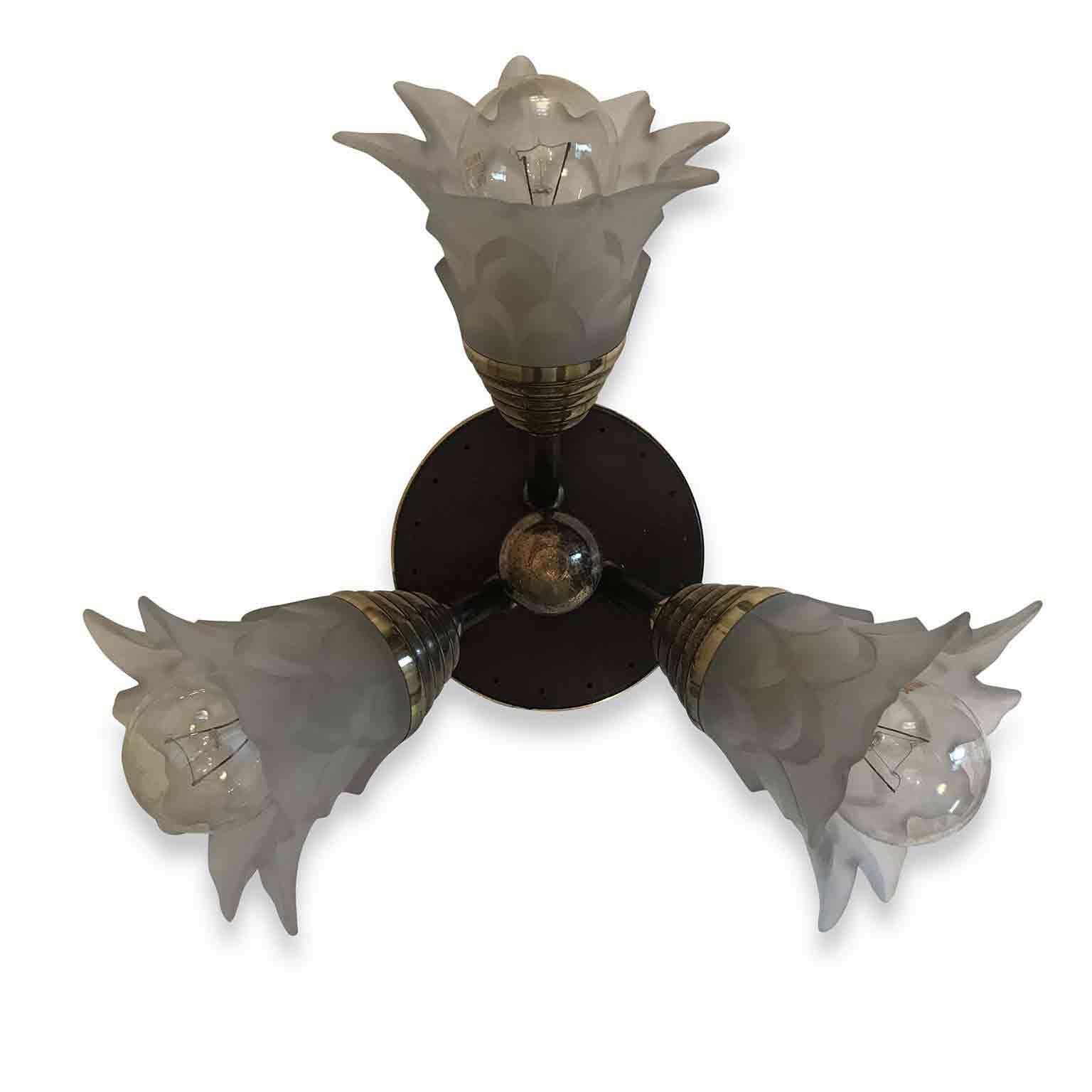 Plafoniera Fiorentina con Paralumi a Fiore in Vetro Satinato Tre Luci di Banci Latón en venta