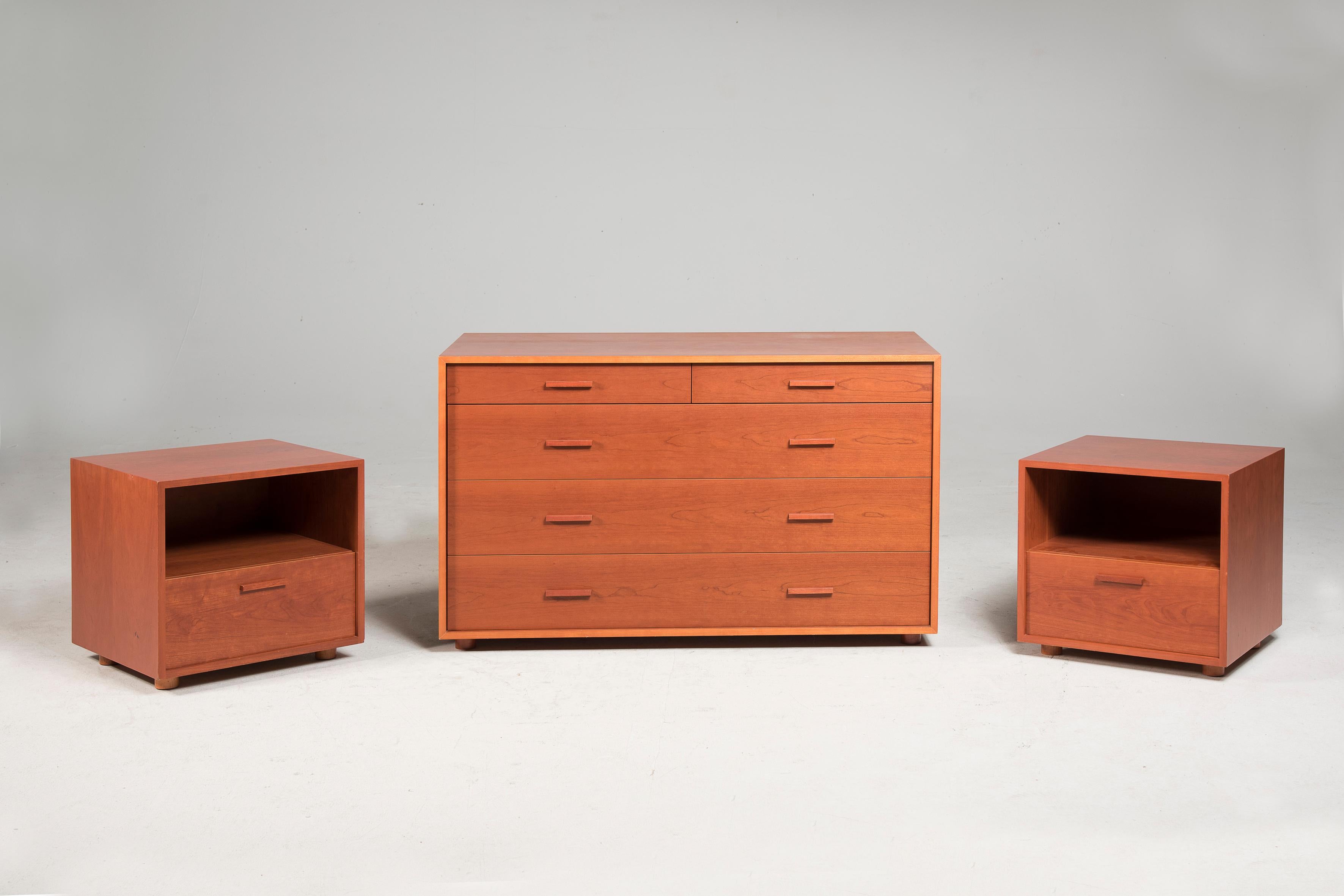 Vintage FLOU chest of drawers and pair of bedside tables, Mono series in cherry wood.
Dresser dimensions: cm 120 x cm 57 height cm 75
Bedside table measures: 50 cm x 47 cm, height 50 cm.