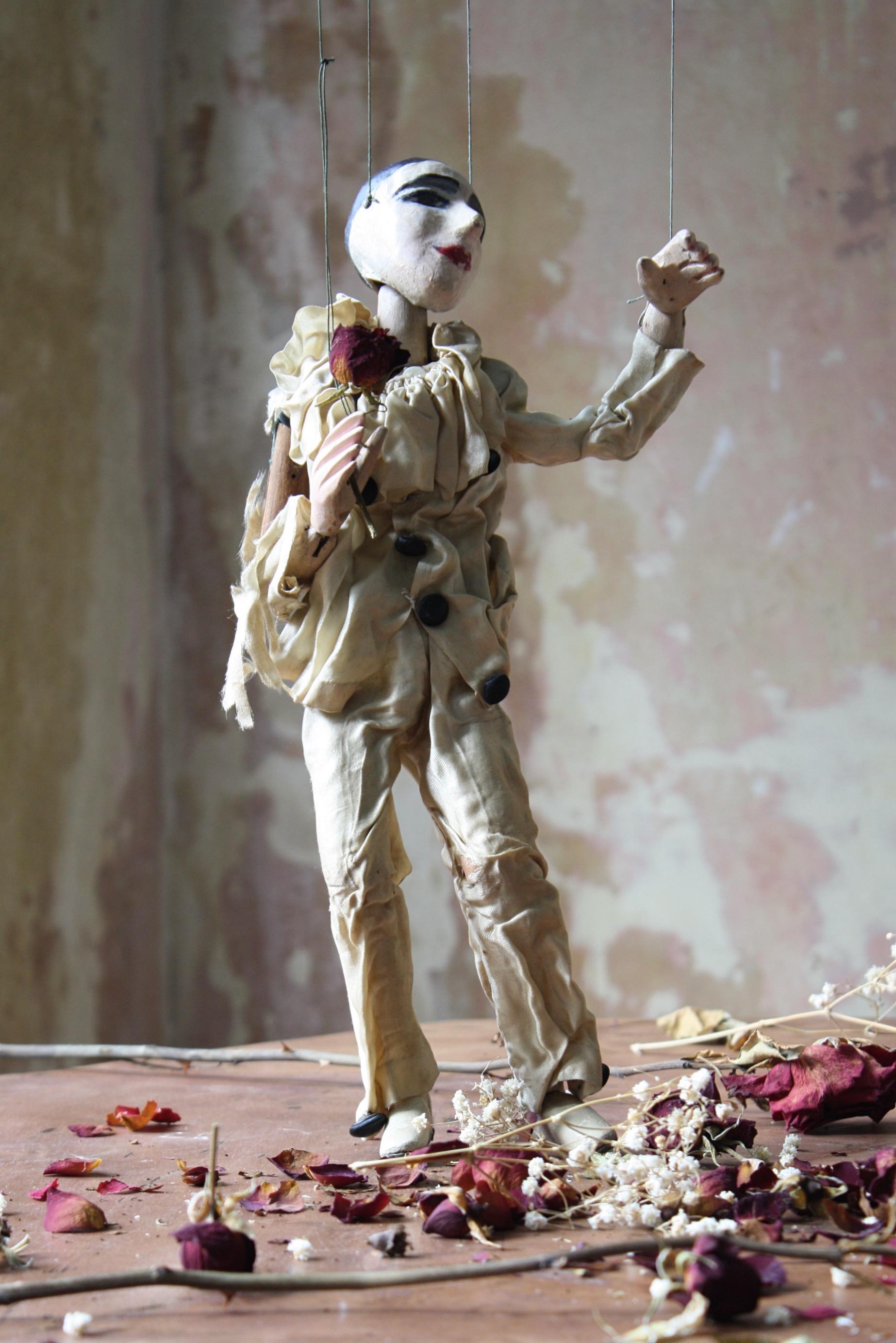 Volkskunst des 20. Jahrhunderts John Carr's Jacquard-Puppen Marionette Pierrot & Pierette (Englisch) im Angebot