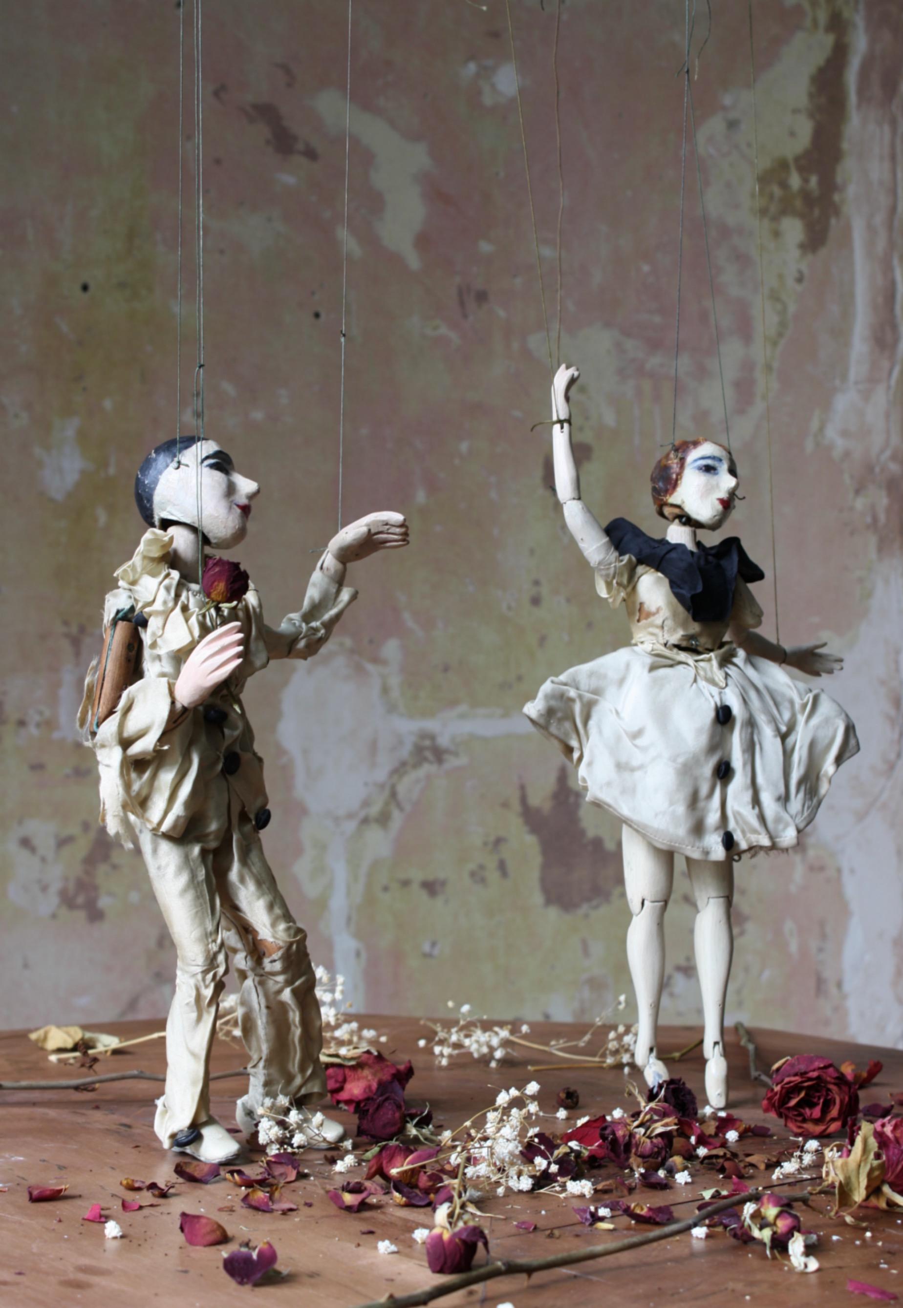Volkskunst des 20. Jahrhunderts John Carr's Jacquard-Puppen Marionette Pierrot & Pierette (Seide) im Angebot