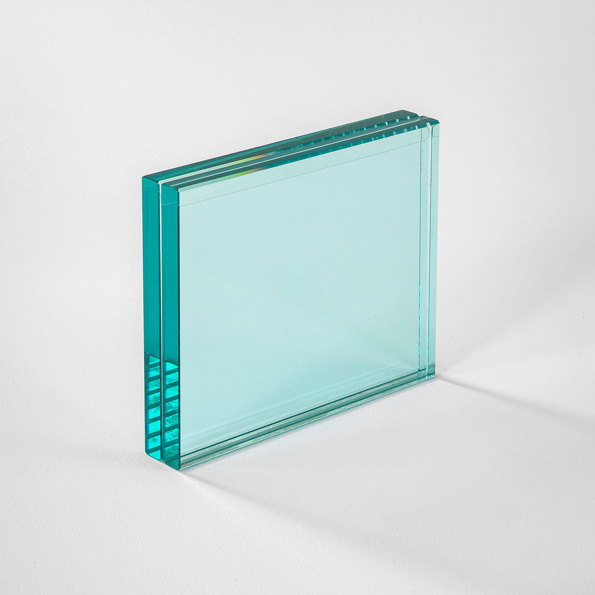Bilderrahmen, entworfen in der Semplizität des Herstellers Fontana Arte in den 1960er Jahren. Der Bilderrahmen ist vollständig aus geschliffenem Glas. Das Bild oder das Foto kann vom Rand des Glases aus eingefügt werden. Dies ist eine perfekte