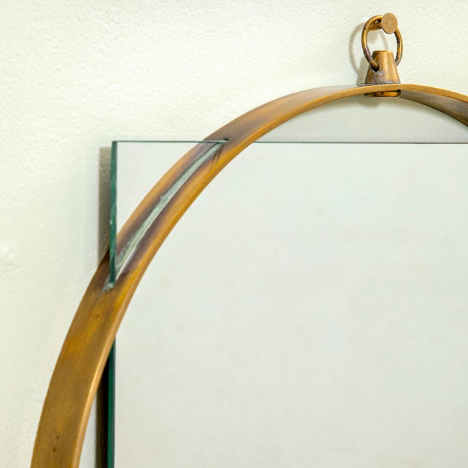Italian 20e siècle, Fontana Arte Petit miroir suspendu avec cadre en laiton, années 50 en vente